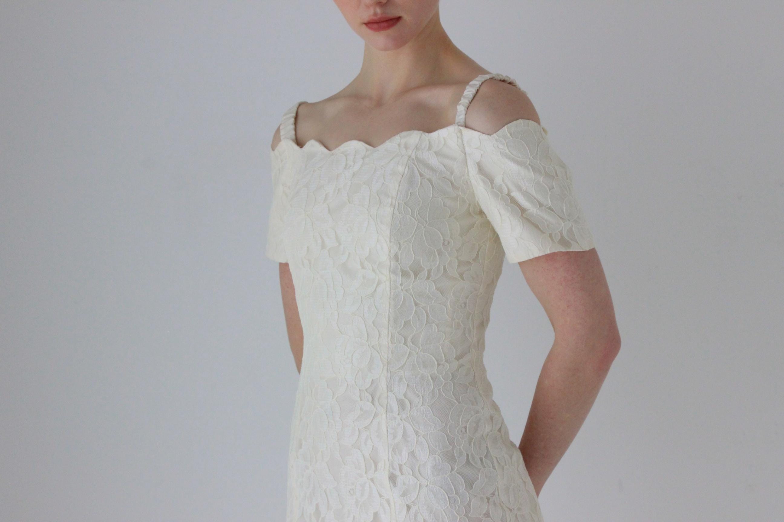 1980s Scalloped Lace Fitted Off Shoulder Bridal Mini