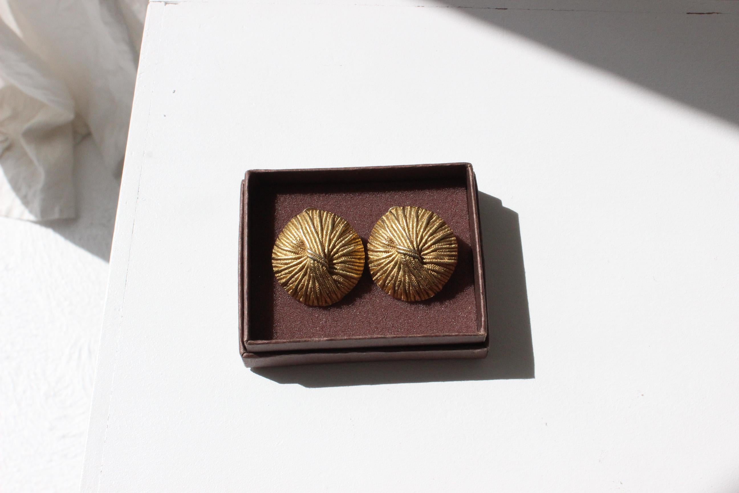 80s Modernist Chunky Gold Tone 'Knot' Oversized Circular Clip On Earrings