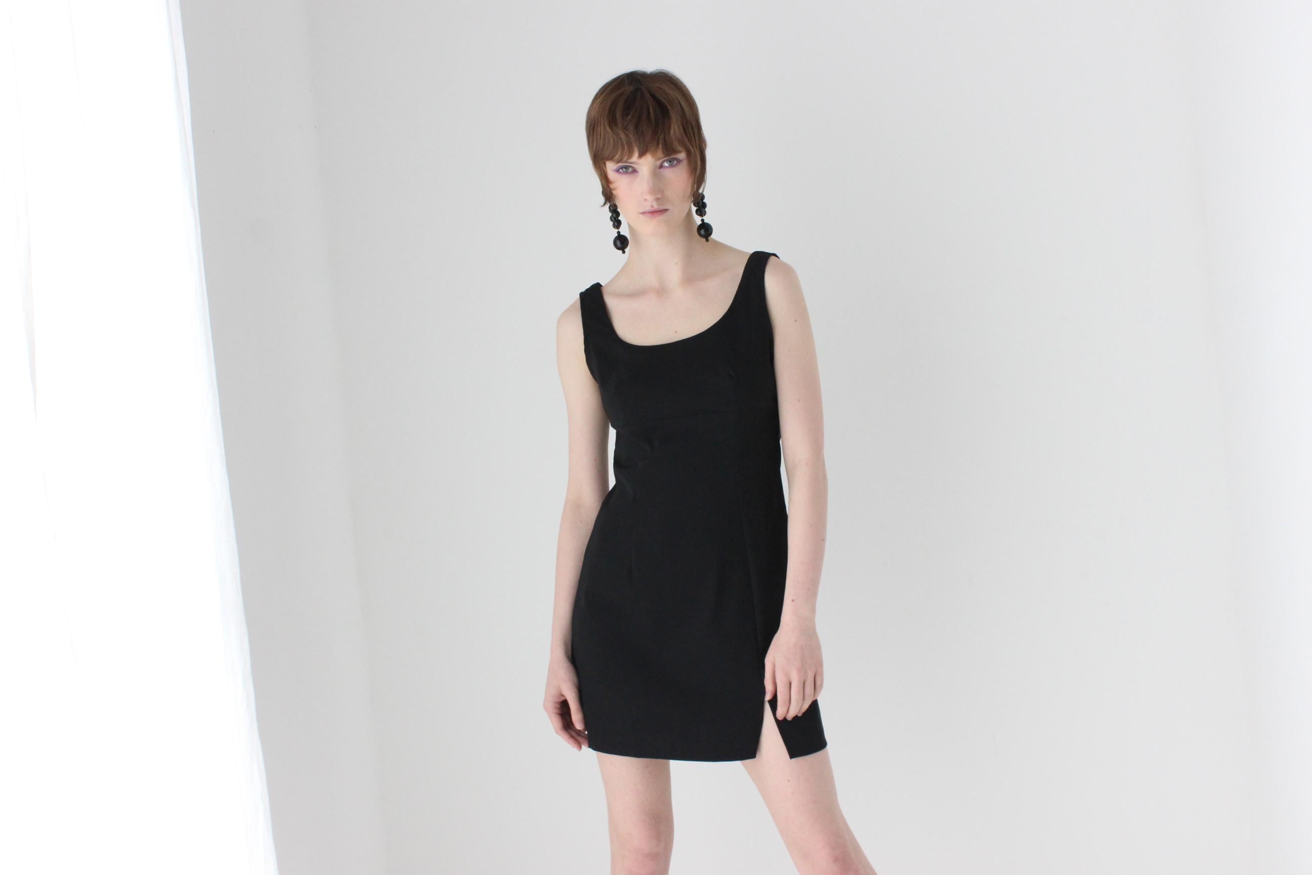 Perfectly Cut 90s Scoop Neck Fitted Mini Dress