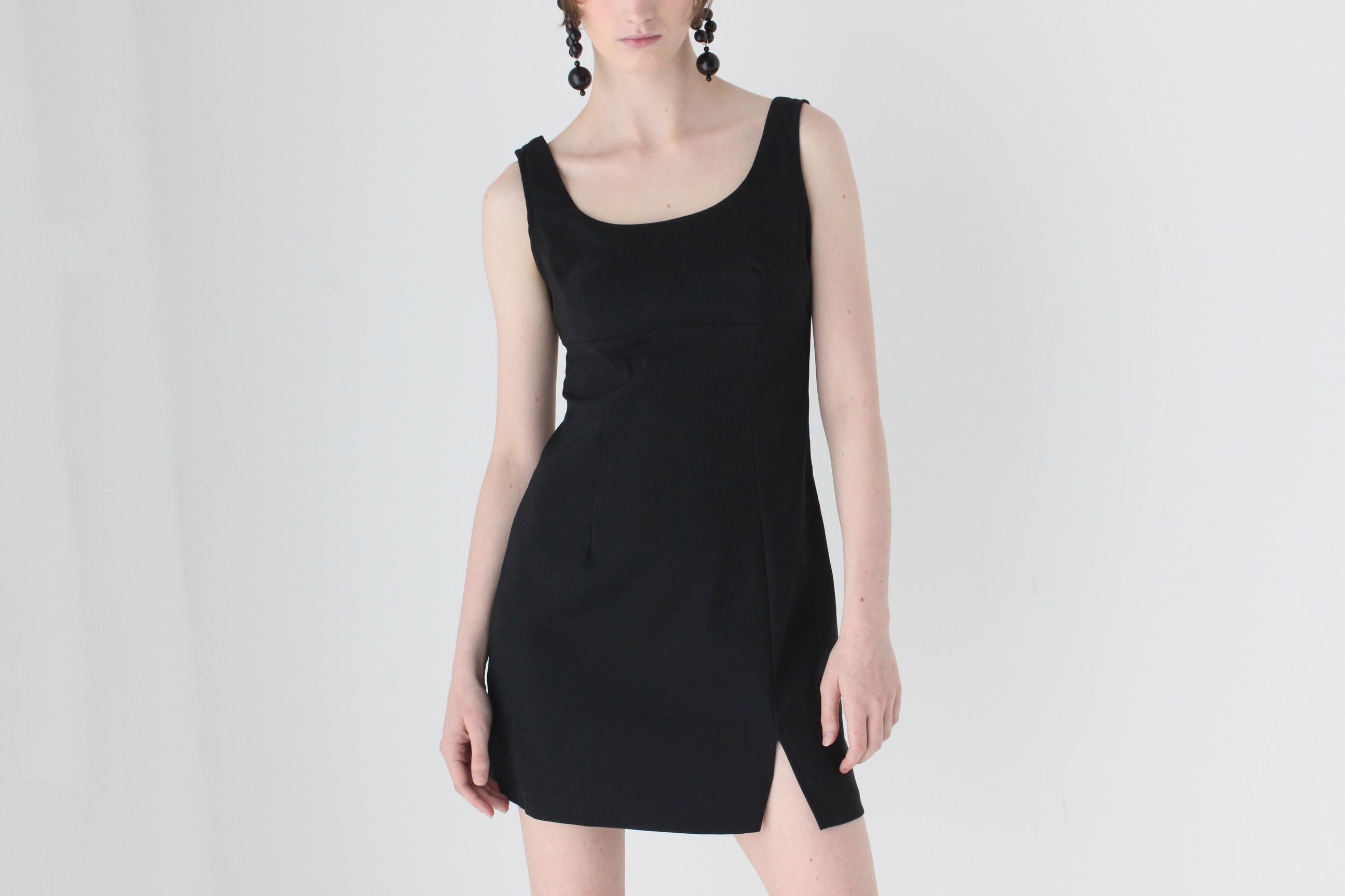 Perfectly Cut 90s Scoop Neck Fitted Mini Dress