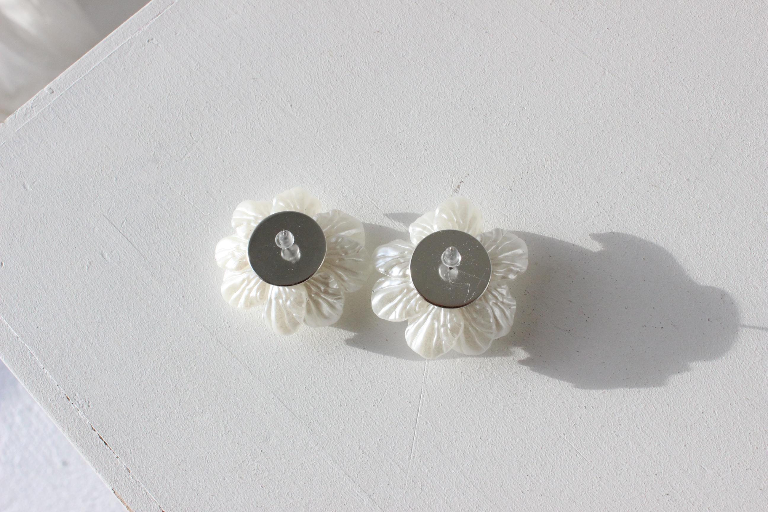 Modern 3D Resin & Pearl Flower Earrings