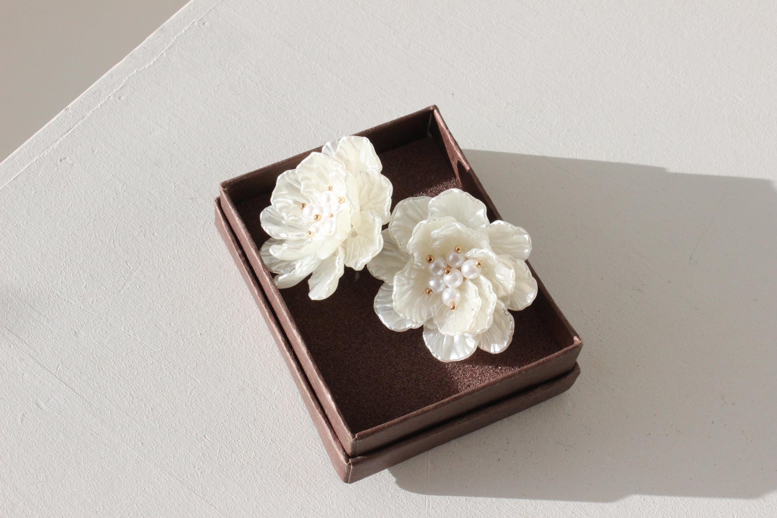 Modern 3D Resin & Pearl Flower Earrings