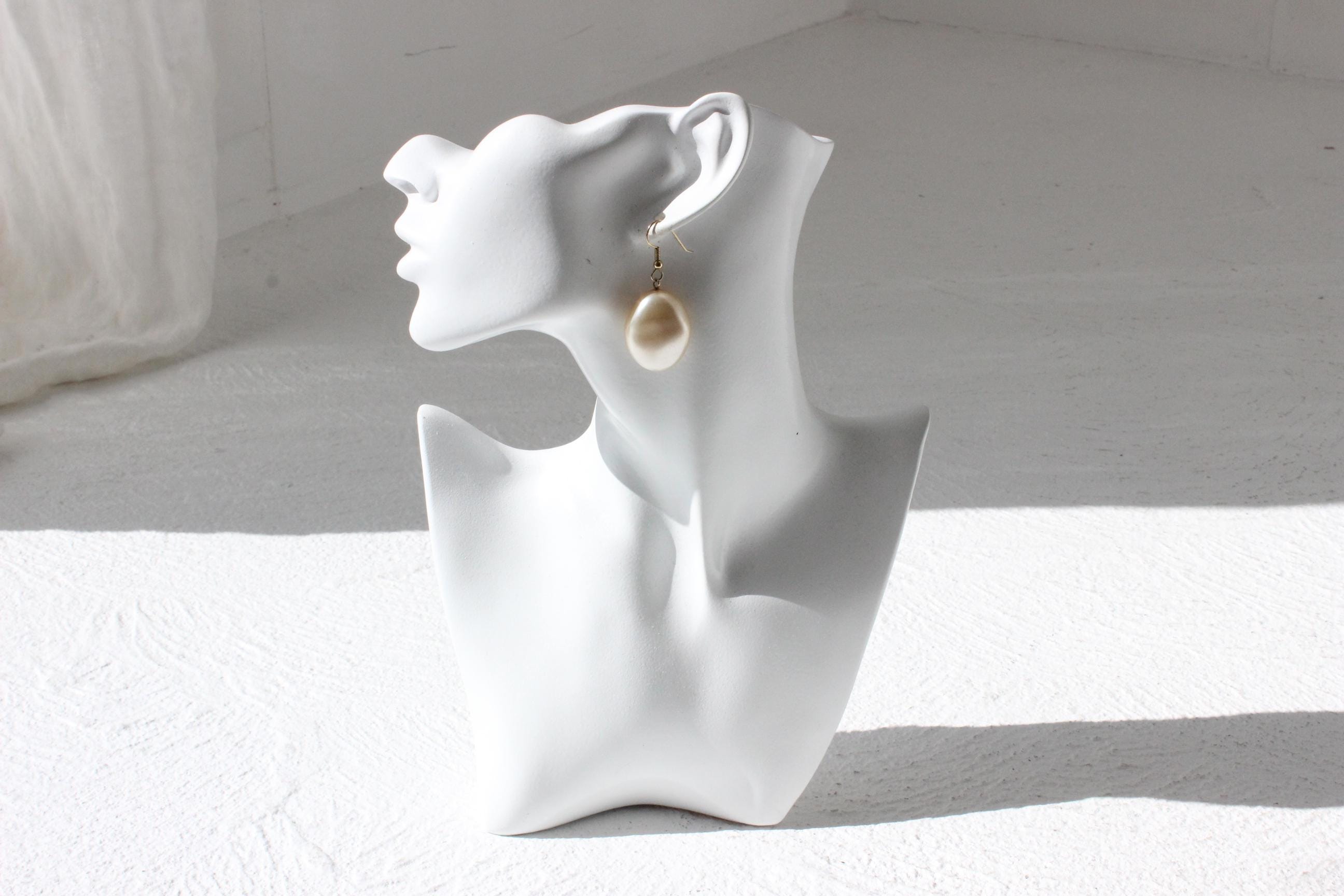 Simple 90s Minimal Baroque Pearl Earrings