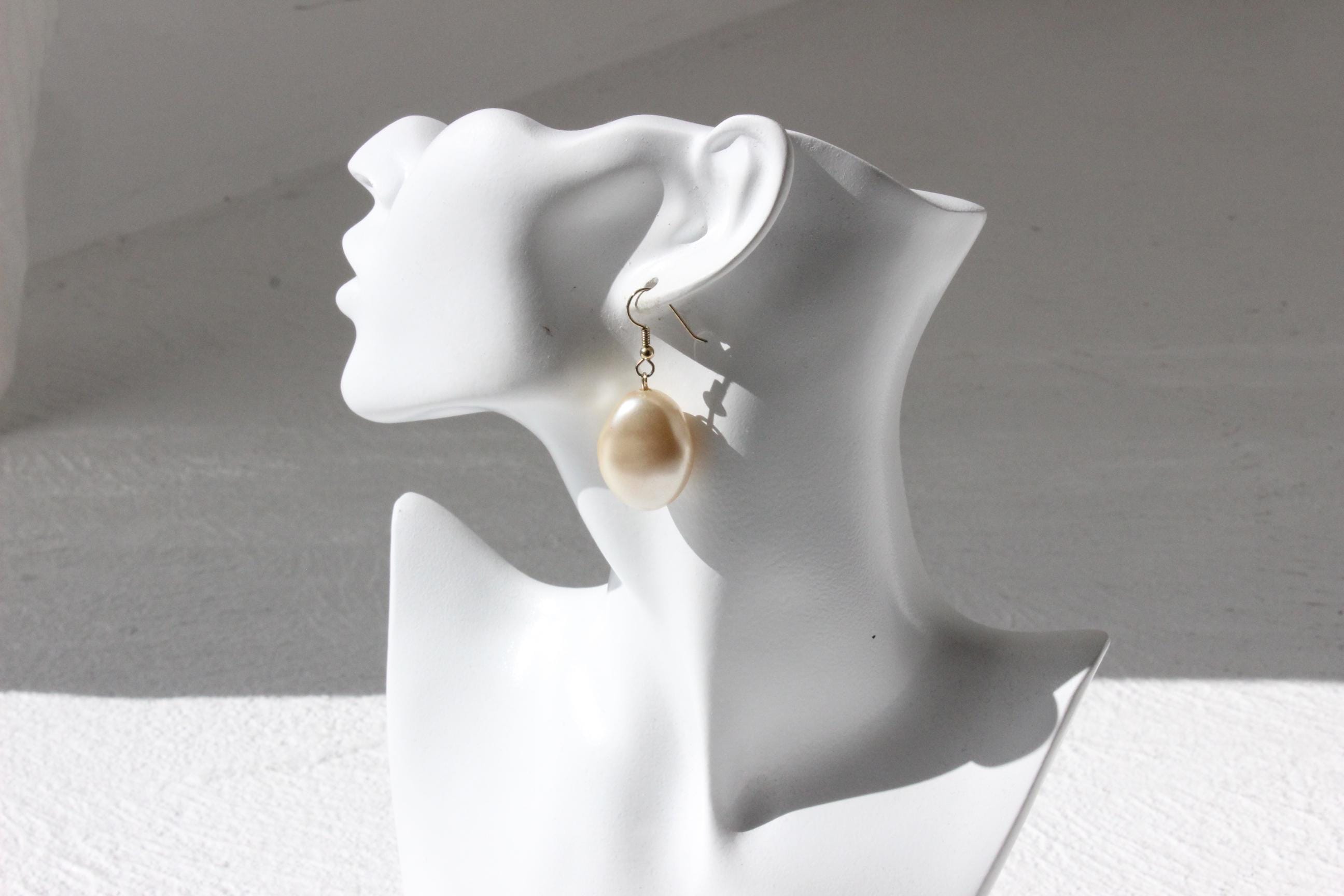 Simple 90s Minimal Baroque Pearl Earrings