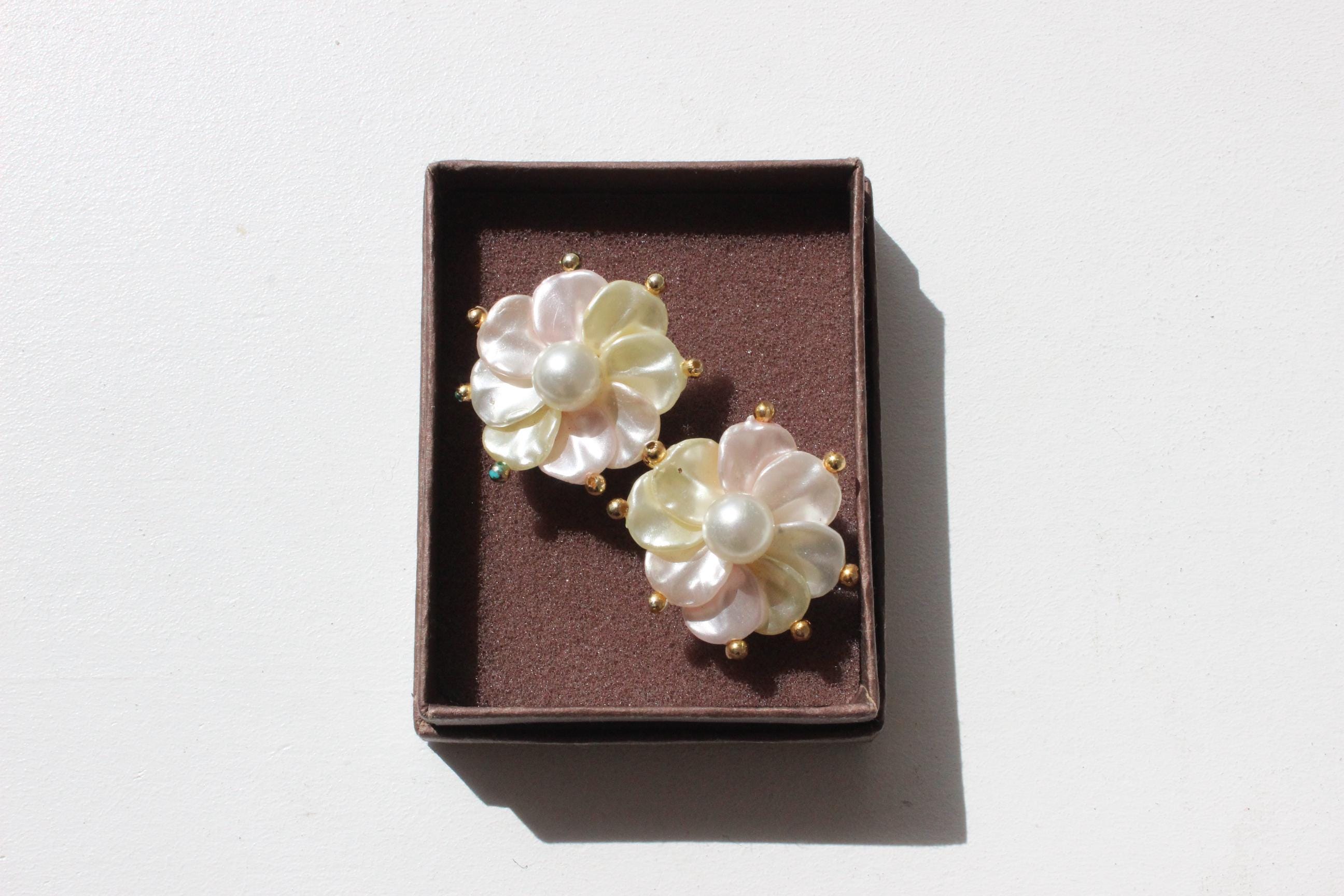 Y2K Pearlescent Flower Earrings