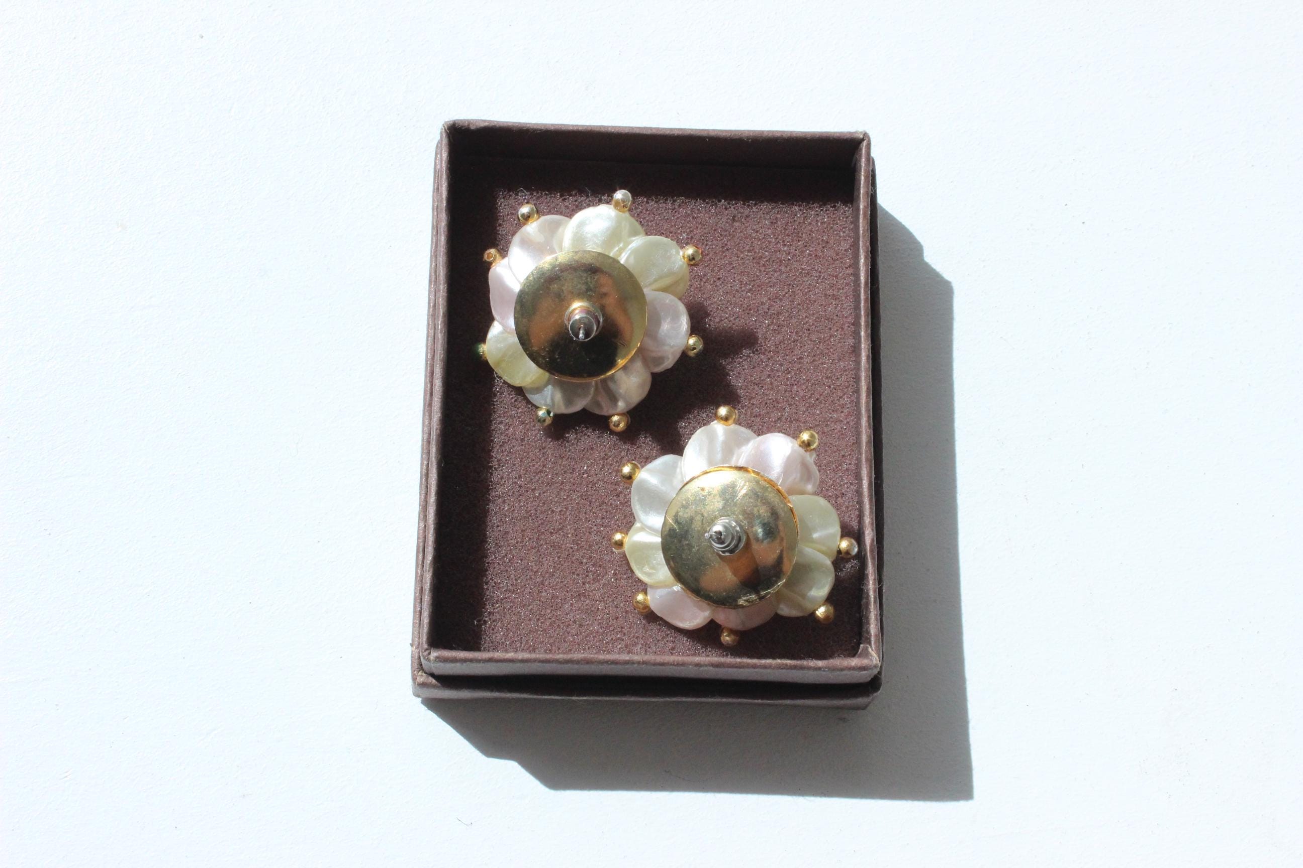 Y2K Pearlescent Flower Earrings