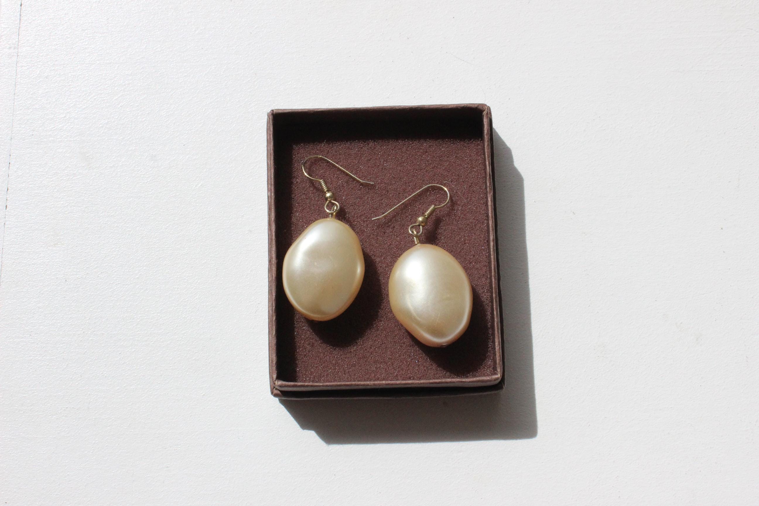 Simple 90s Minimal Baroque Pearl Earrings