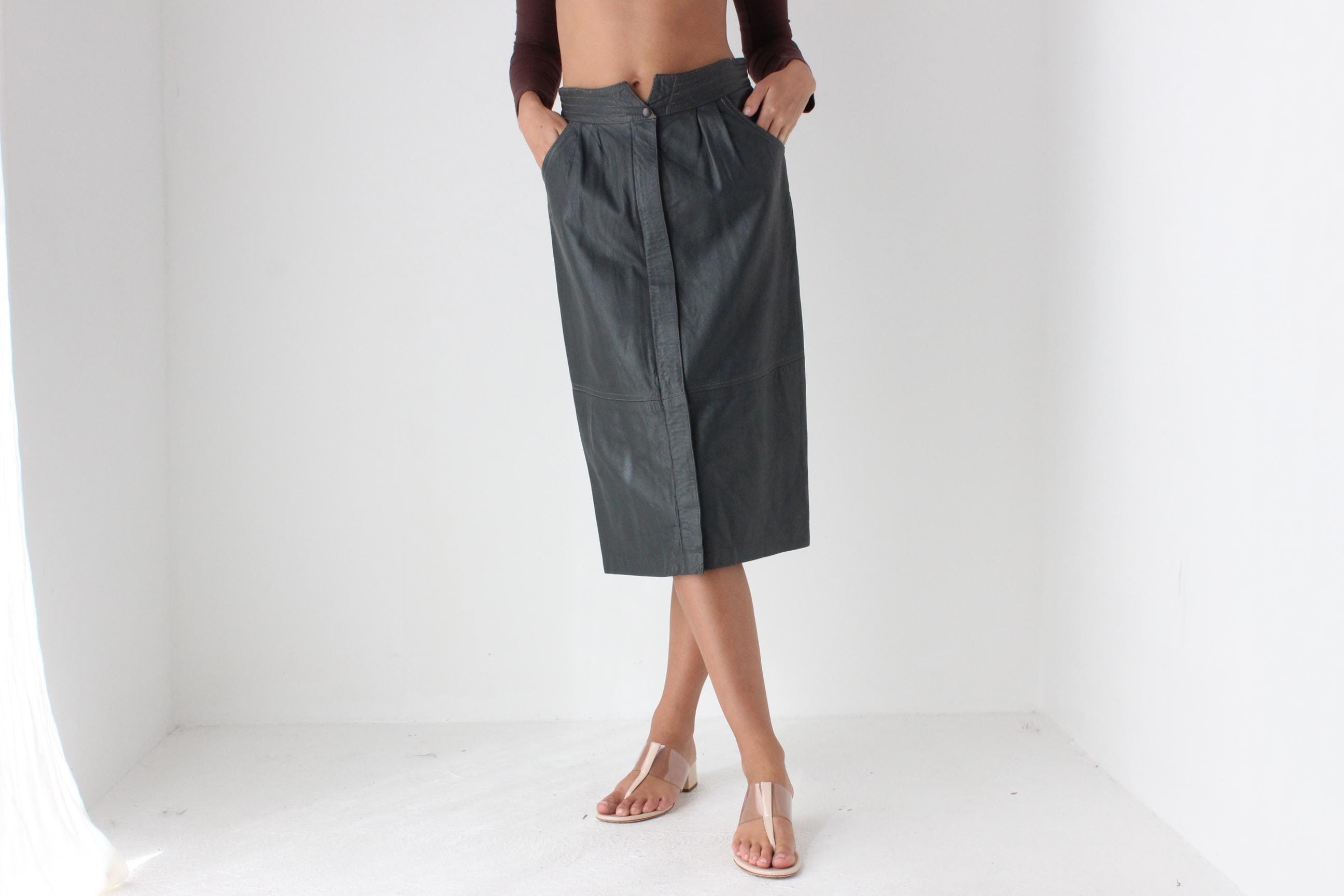Chic 80s Pewter Grey Leather Skirt