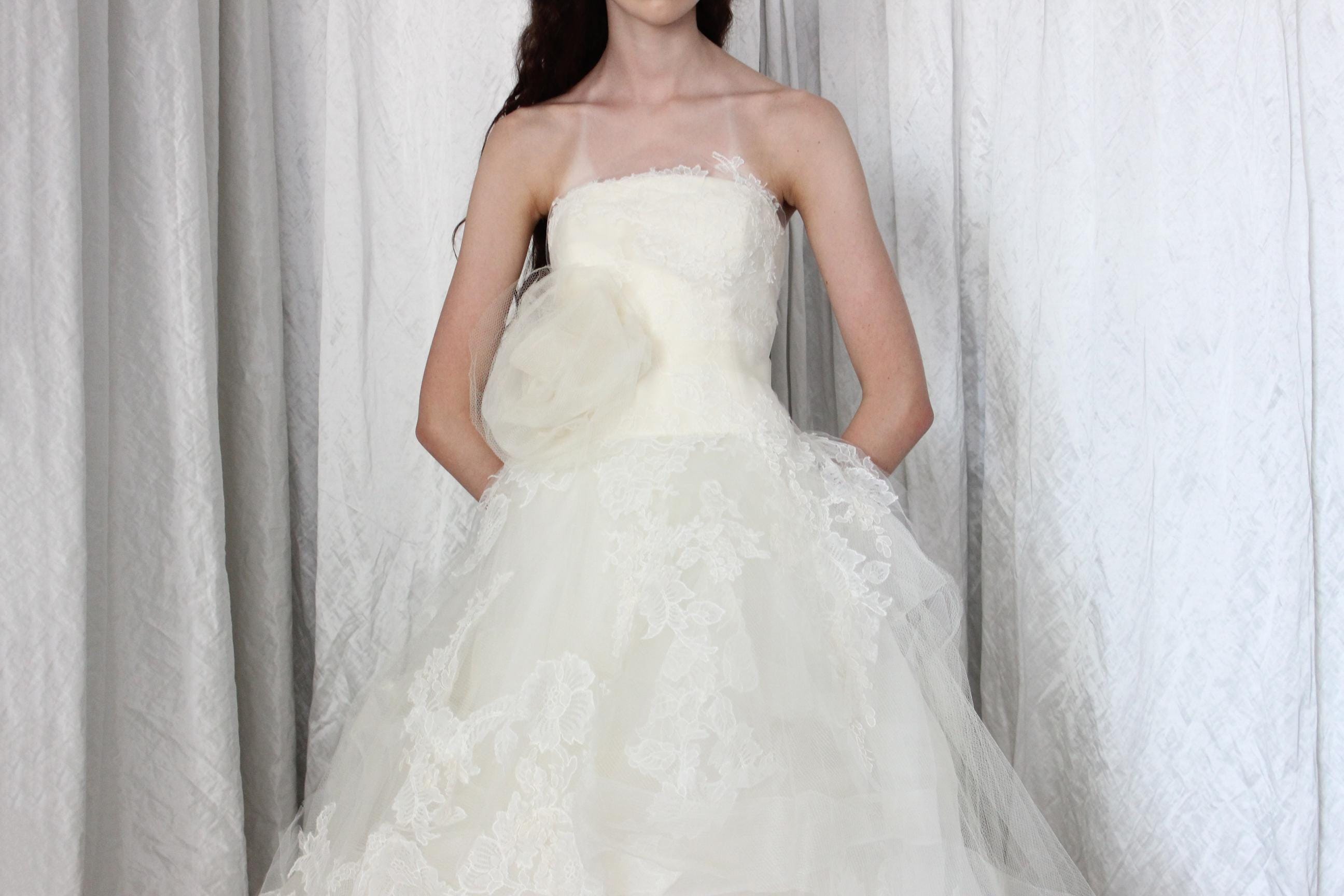2009 Vera Wang 'Helena' Chantilly Lace & Tulle 'Distressed' Wedding Gown