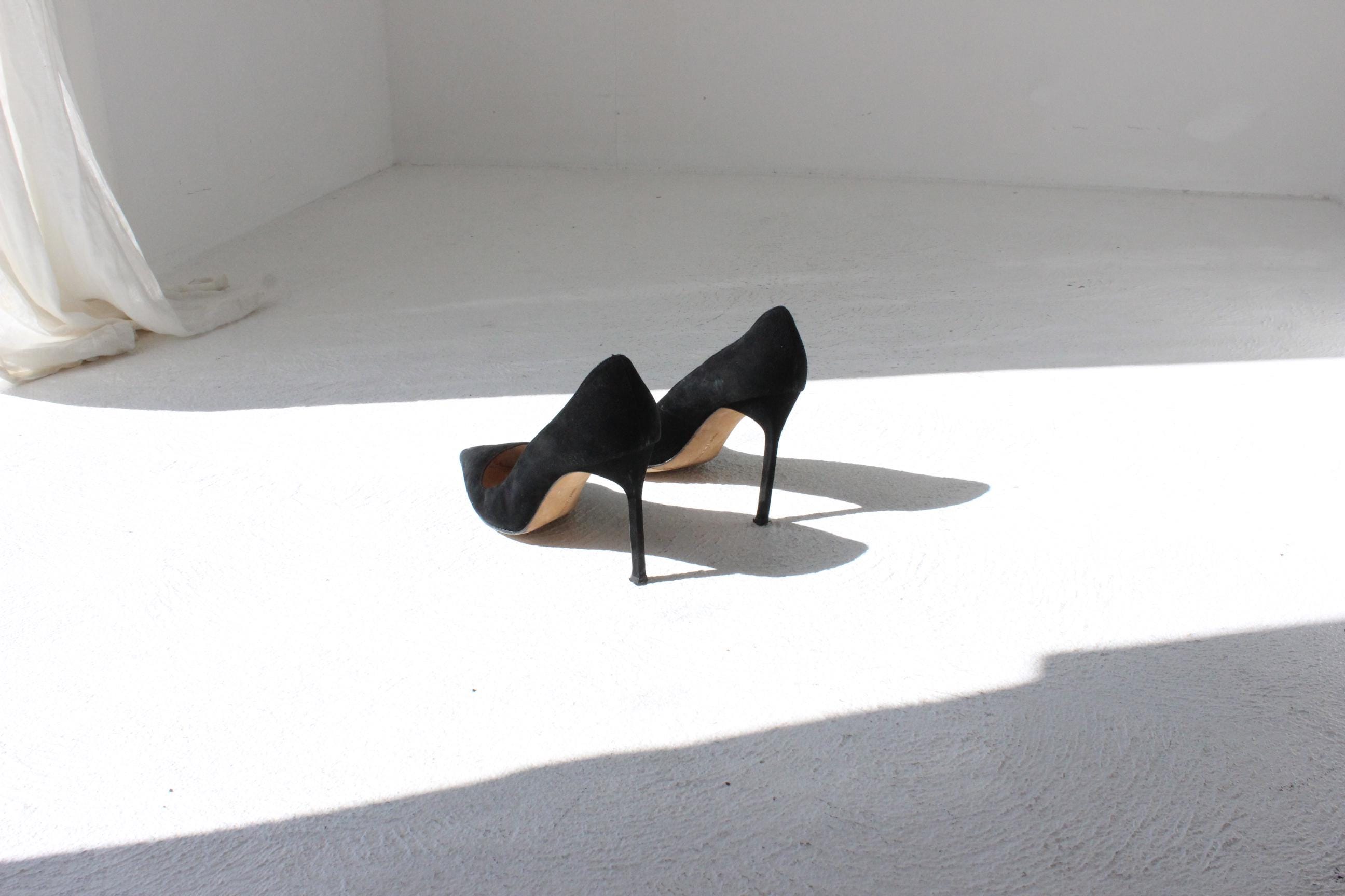 2000s MANOLO BLAHNIK Black Suede Pumps - Euro 41
