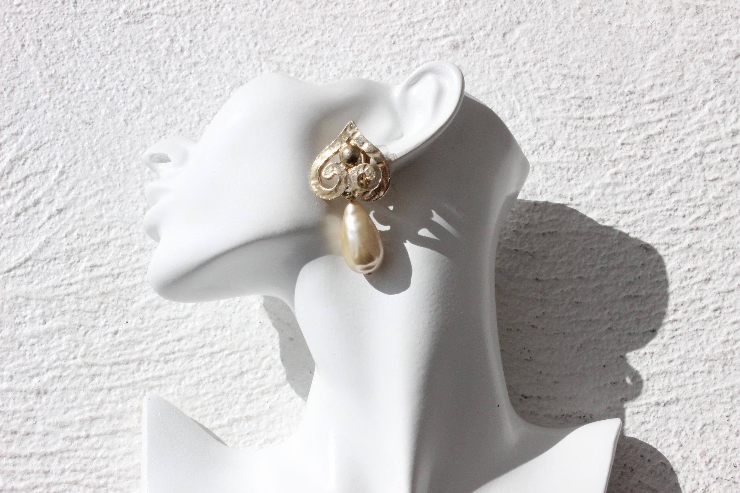 80s Baroque & Rustic Teardrop Pearl Clip Ons