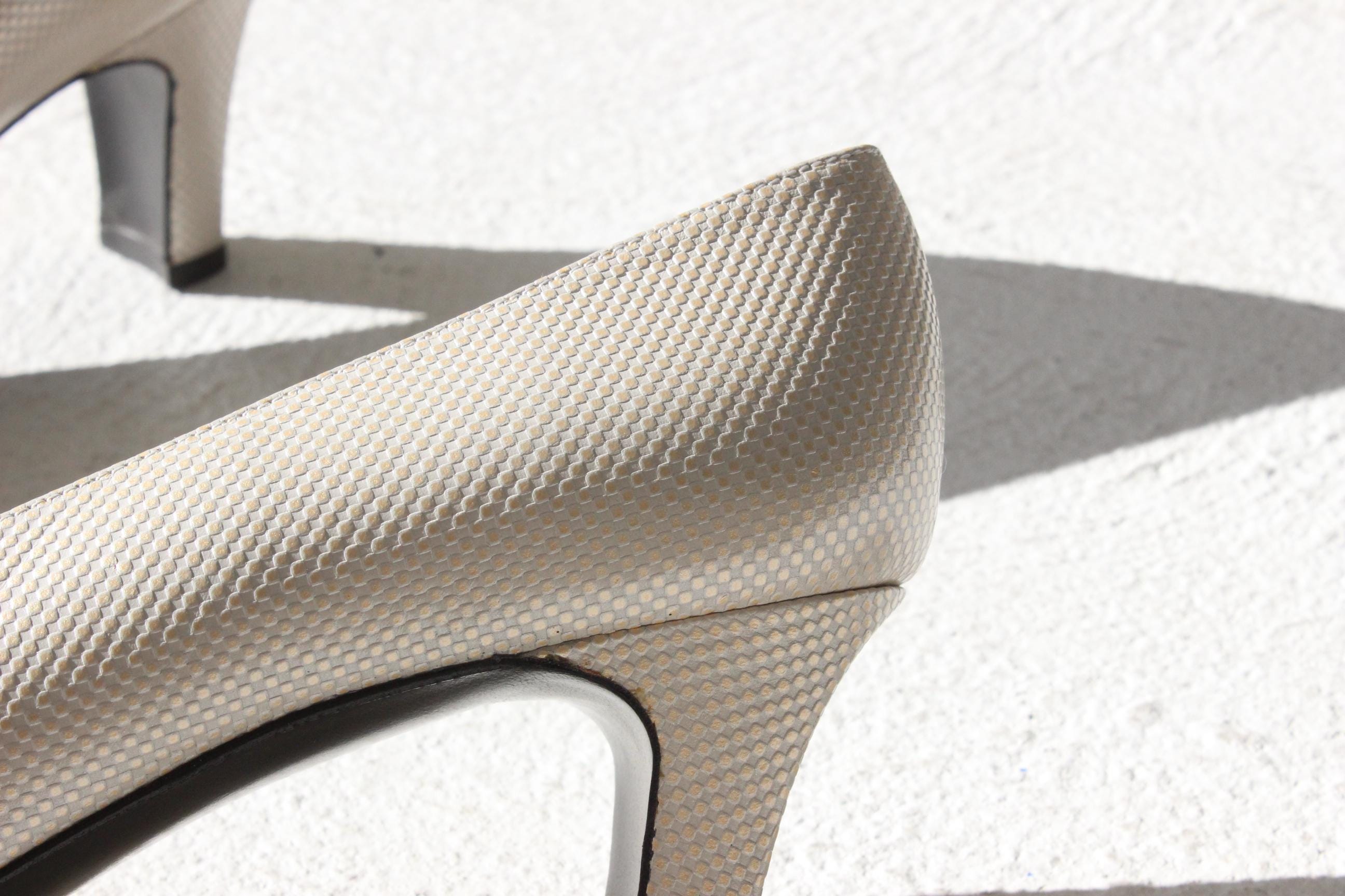 90s Stuart Weitzman Oyster Metallic Leather Pumps - Euro 37.5