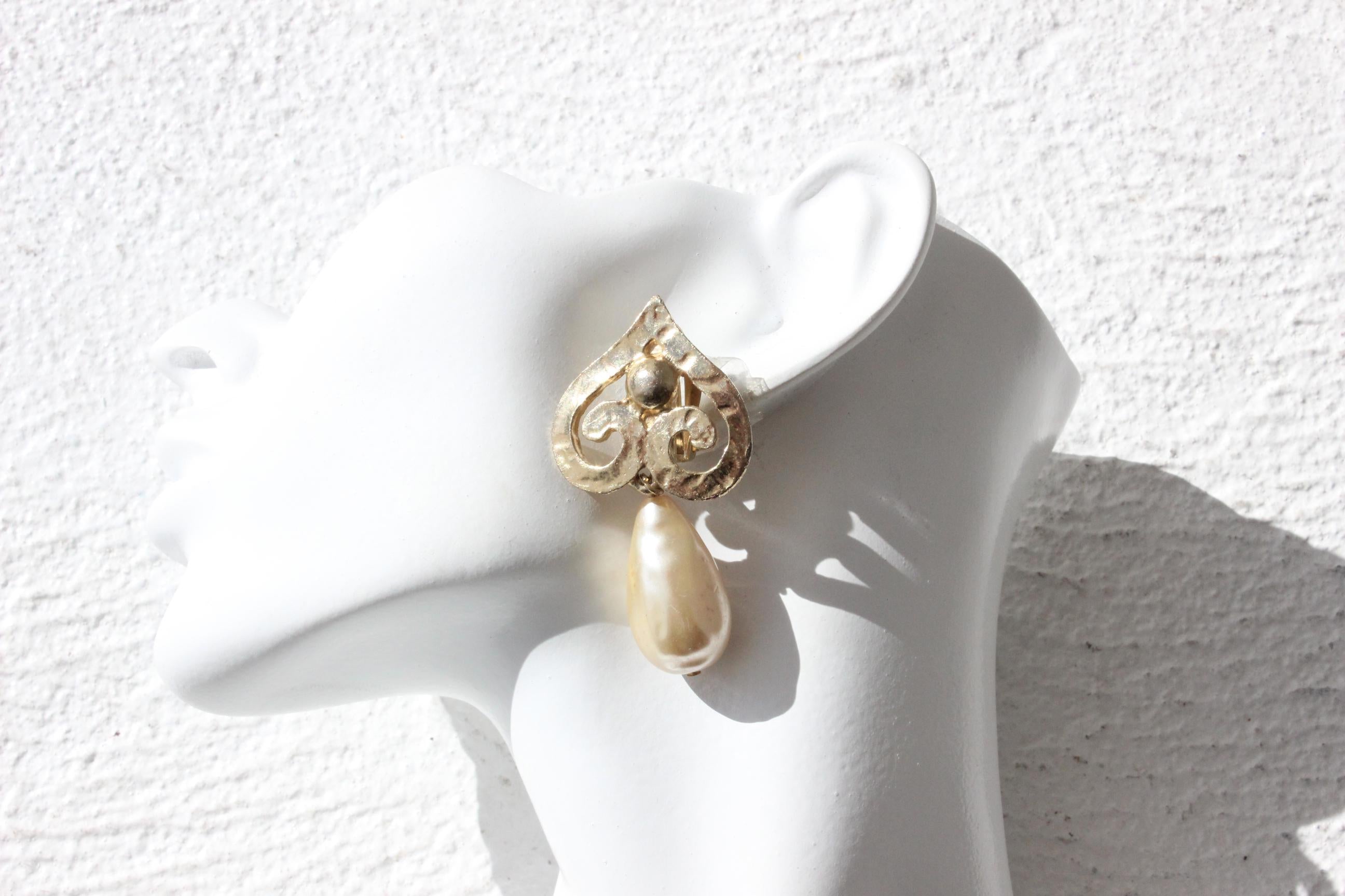 80s Baroque & Rustic Teardrop Pearl Clip Ons