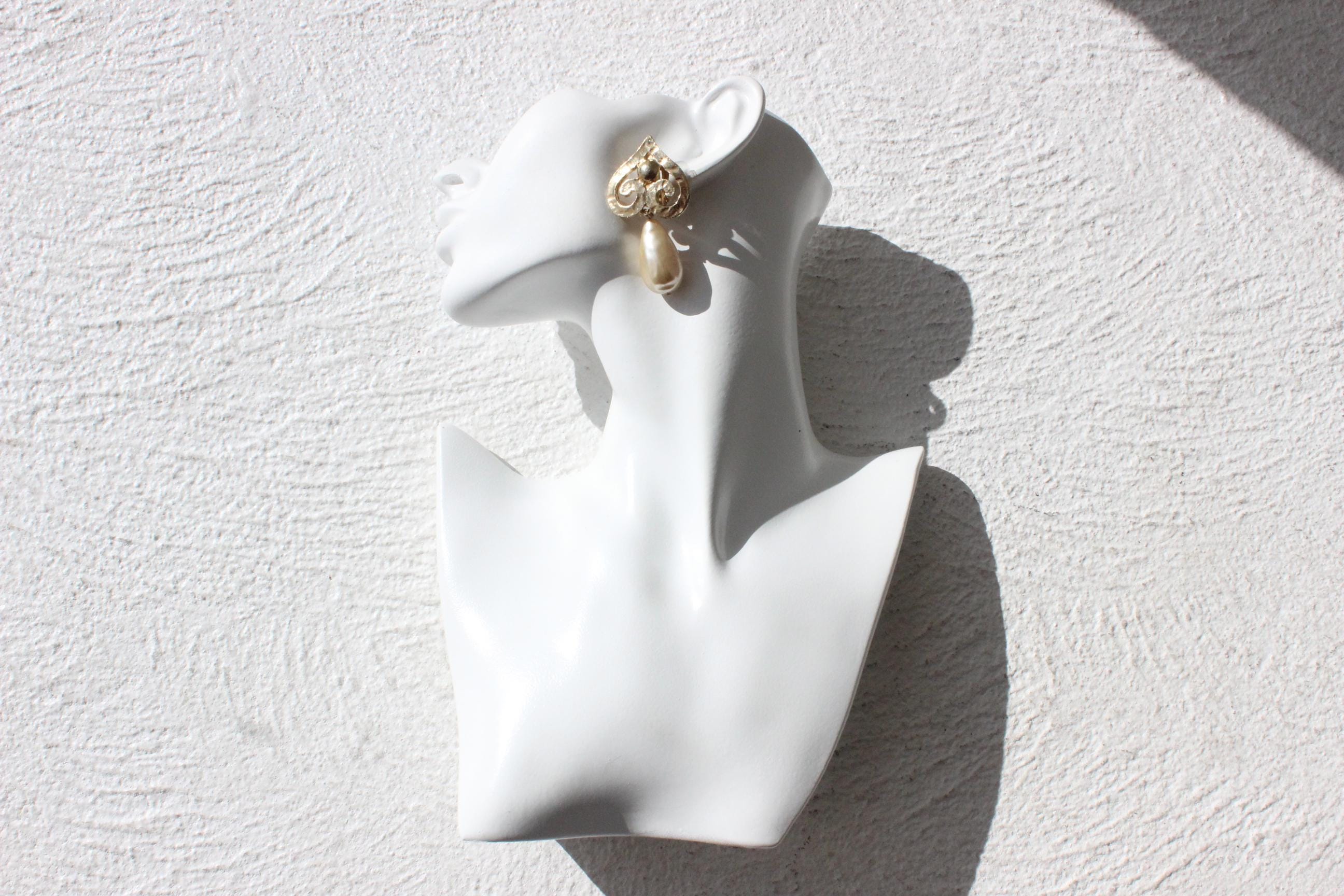 80s Baroque & Rustic Teardrop Pearl Clip Ons