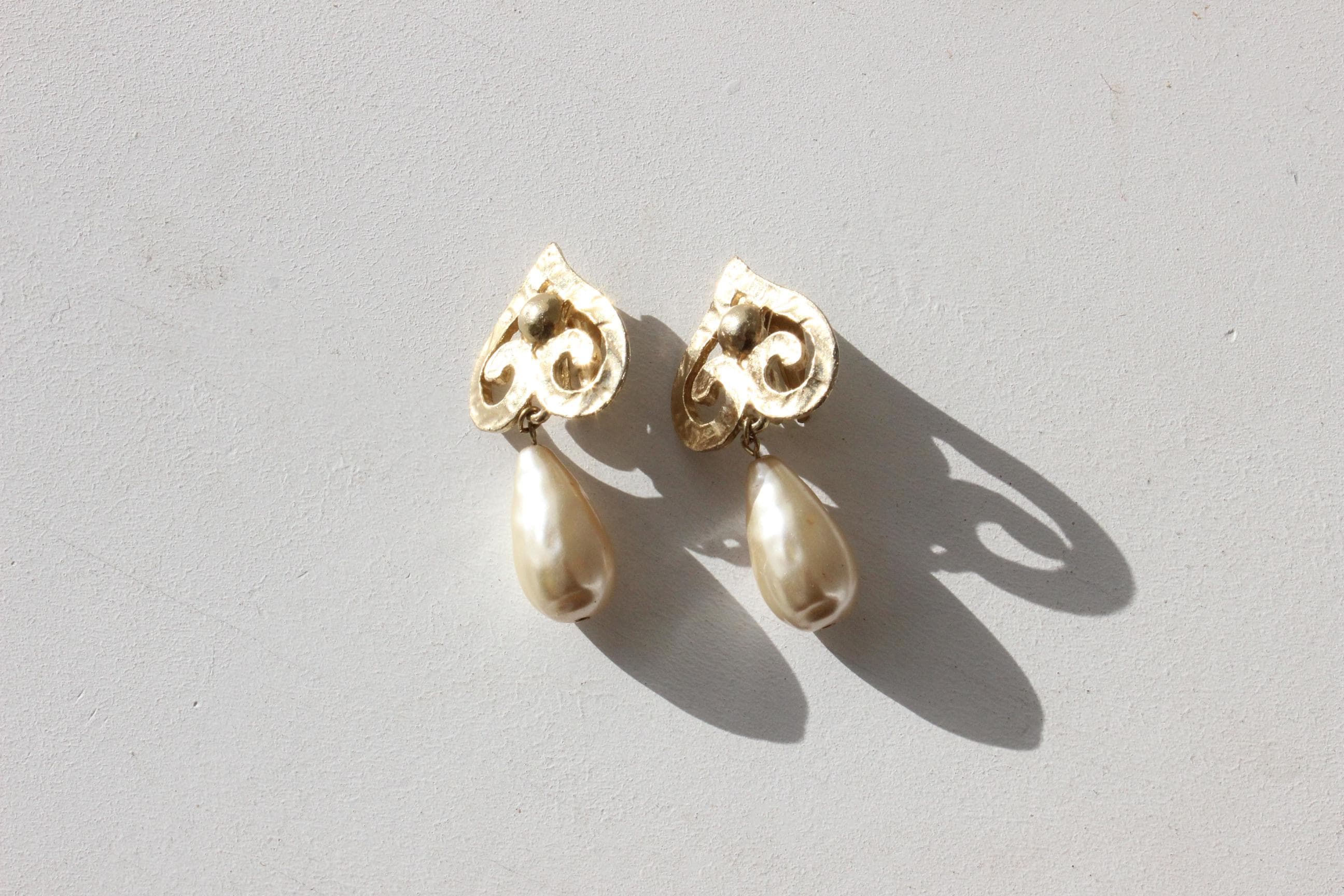 80s Baroque & Rustic Teardrop Pearl Clip Ons