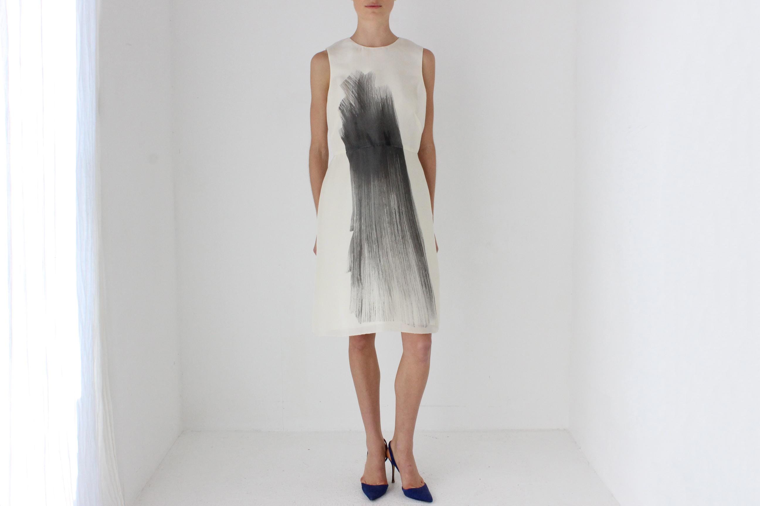 2000s VERA WANG Cream Silk Organza Sheath Dress w/  Abstract Paint Stroke