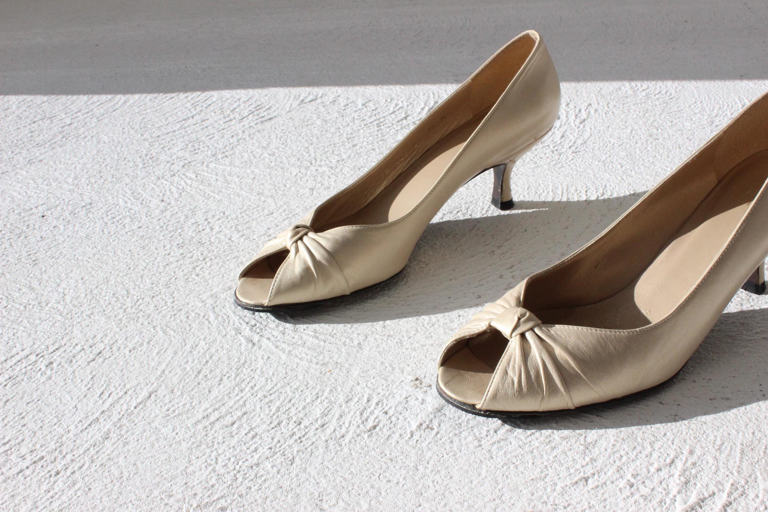 80s Stuart Weitzman Muted Gold Leather Low Heel Knot Pumps - Euro 37.5
