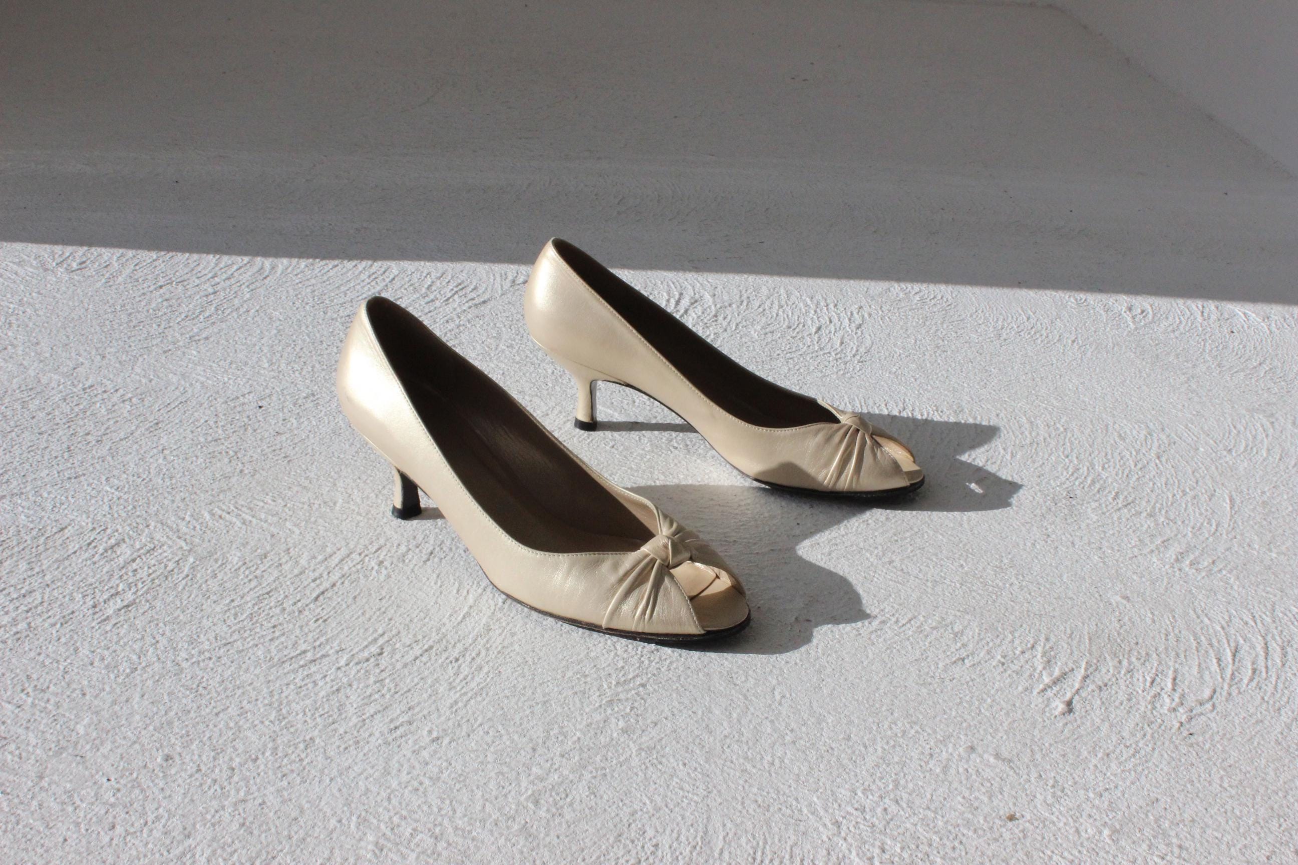 80s Stuart Weitzman Muted Gold Leather Low Heel Knot Pumps - Euro 37.5