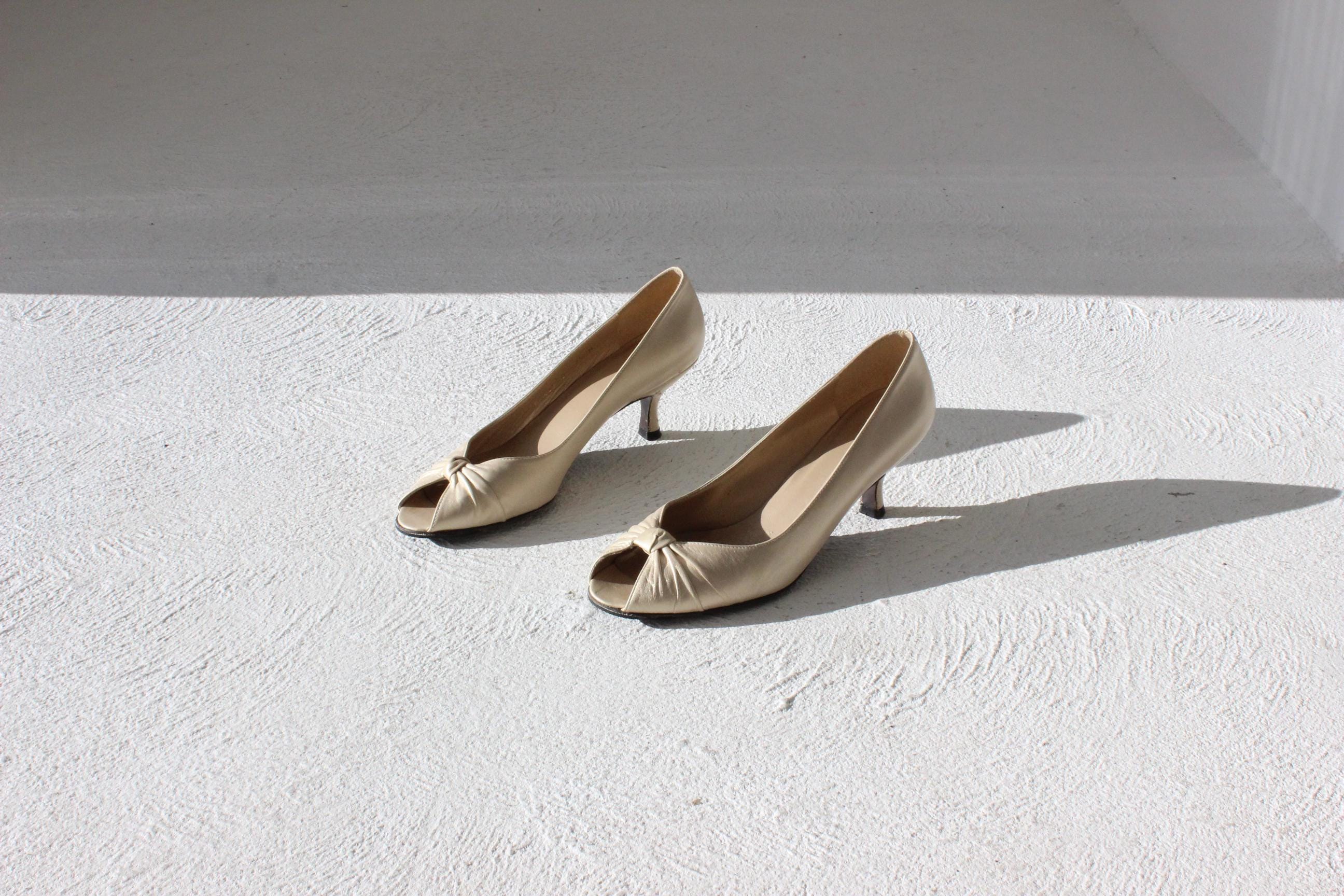80s Stuart Weitzman Muted Gold Leather Low Heel Knot Pumps - Euro 37.5