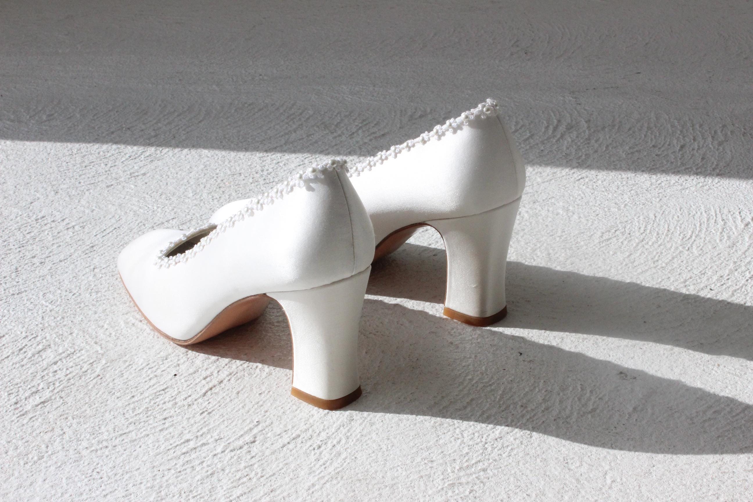 90s Stuart Weitzman White Satin Block Heel Pumps w/ Daisy Trim - Euro 38