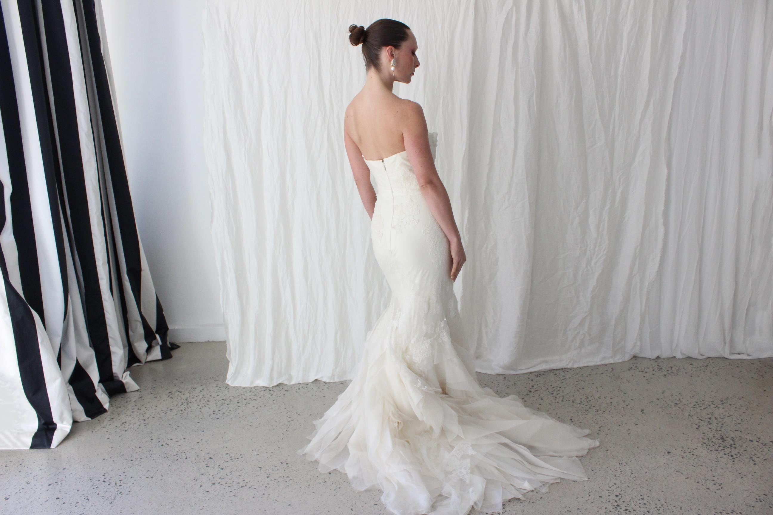 2011 Vera Wang 'Fawn' Chantilly Lace & Organza Mermaid Gown
