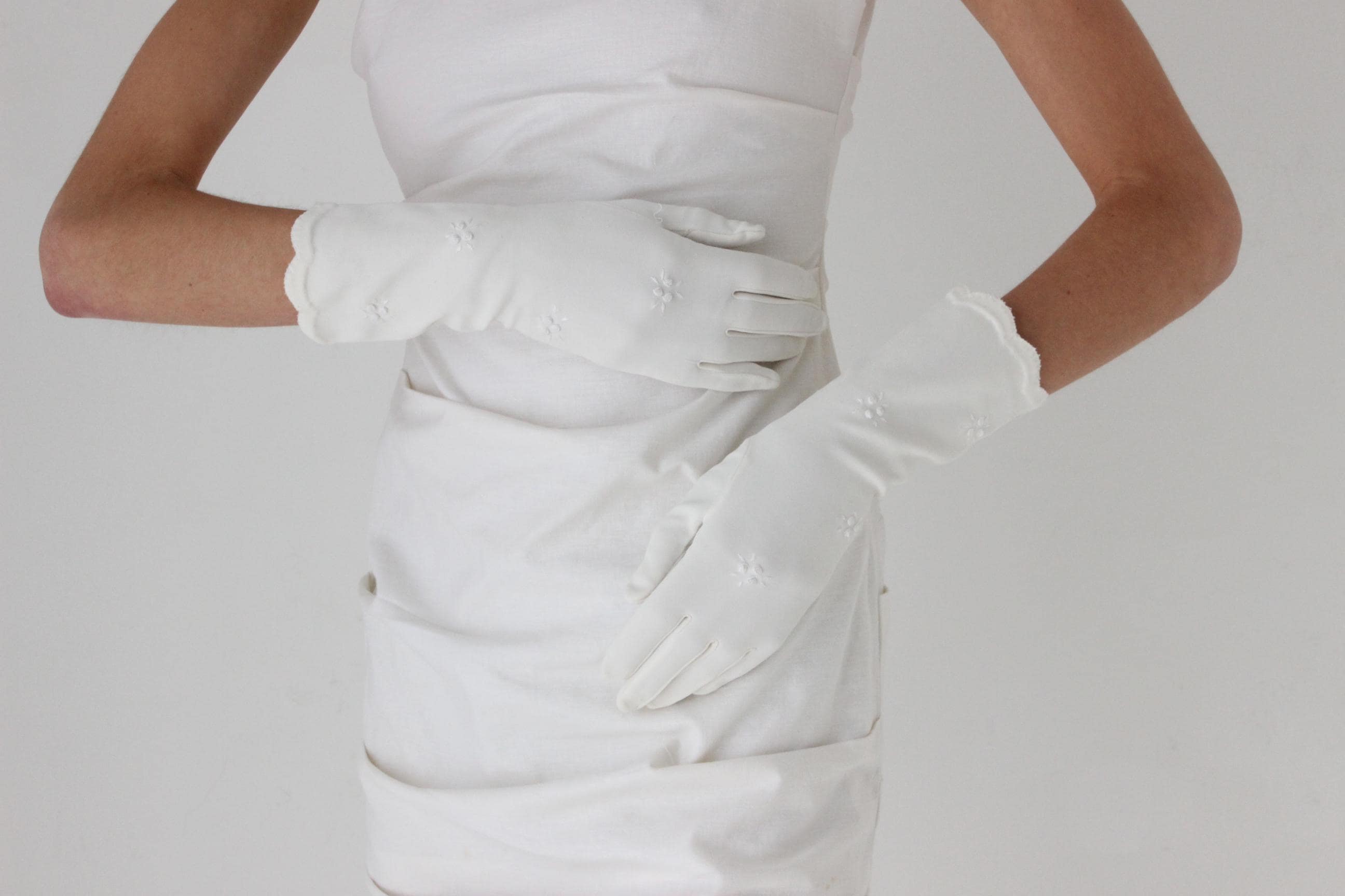 50s Flower Embroidered Stretch Nylon Bridal Gloves