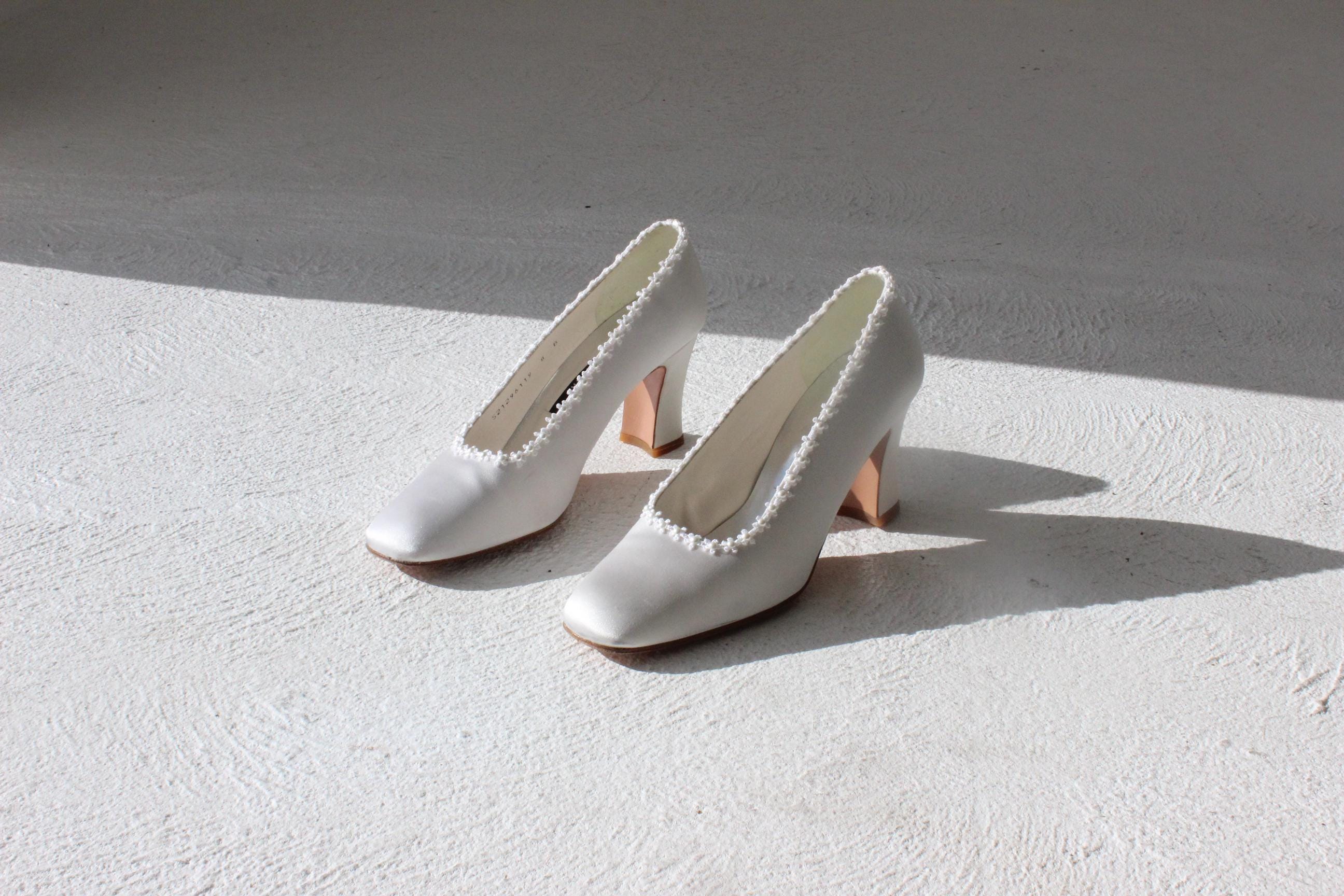 90s Stuart Weitzman White Satin Block Heel Pumps w/ Daisy Trim - Euro 38