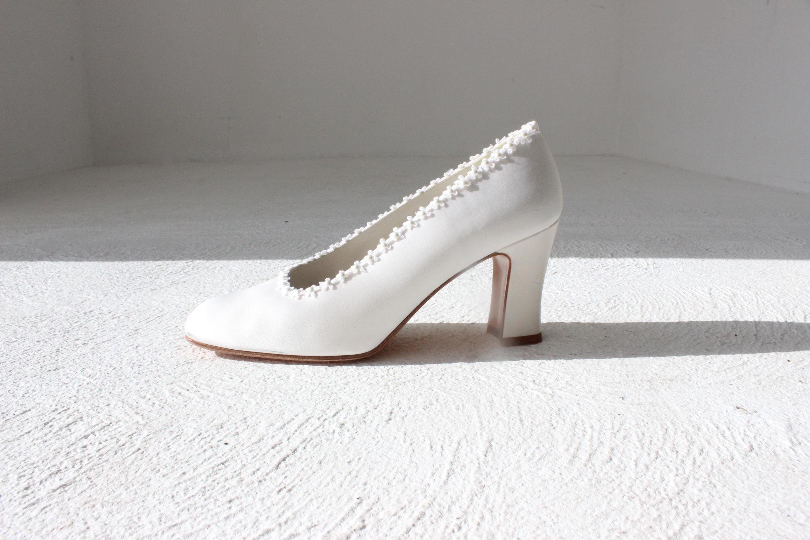 90s Stuart Weitzman White Satin Block Heel Pumps w/ Daisy Trim - Euro 38