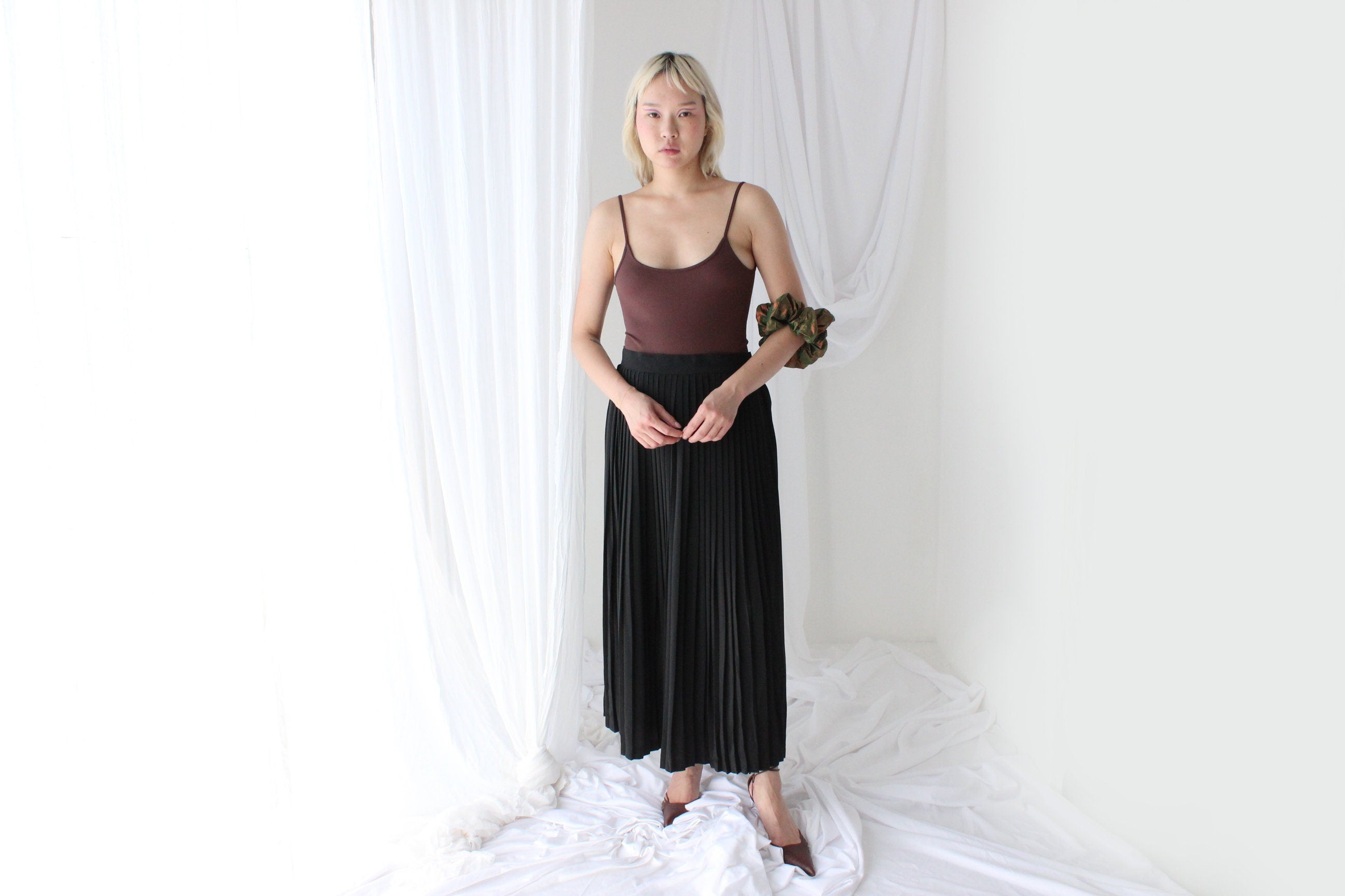 Classic & Minimal 80s Pure Silk Pleated High Waist Black Skirt