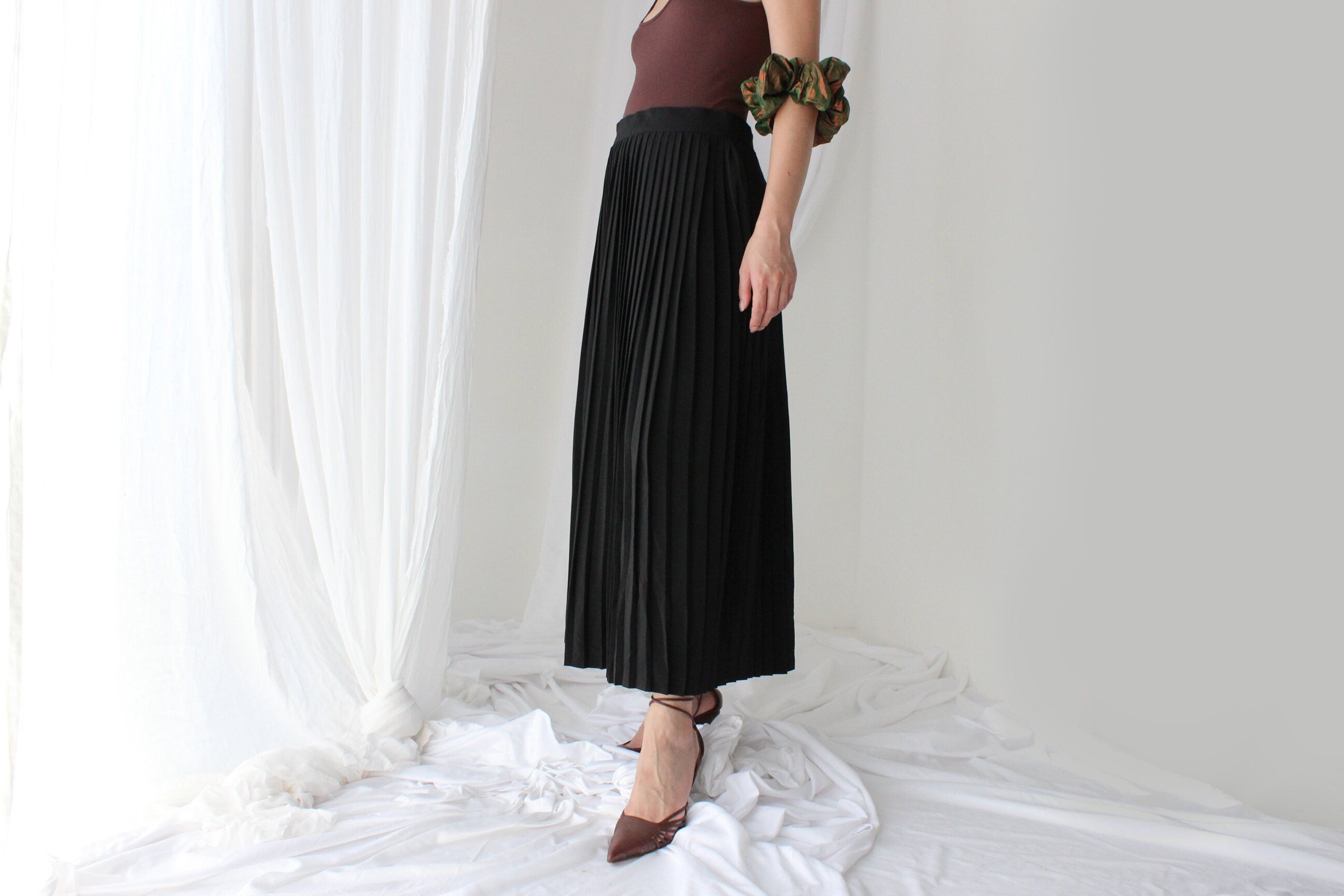 Classic & Minimal 80s Pure Silk Pleated High Waist Black Skirt