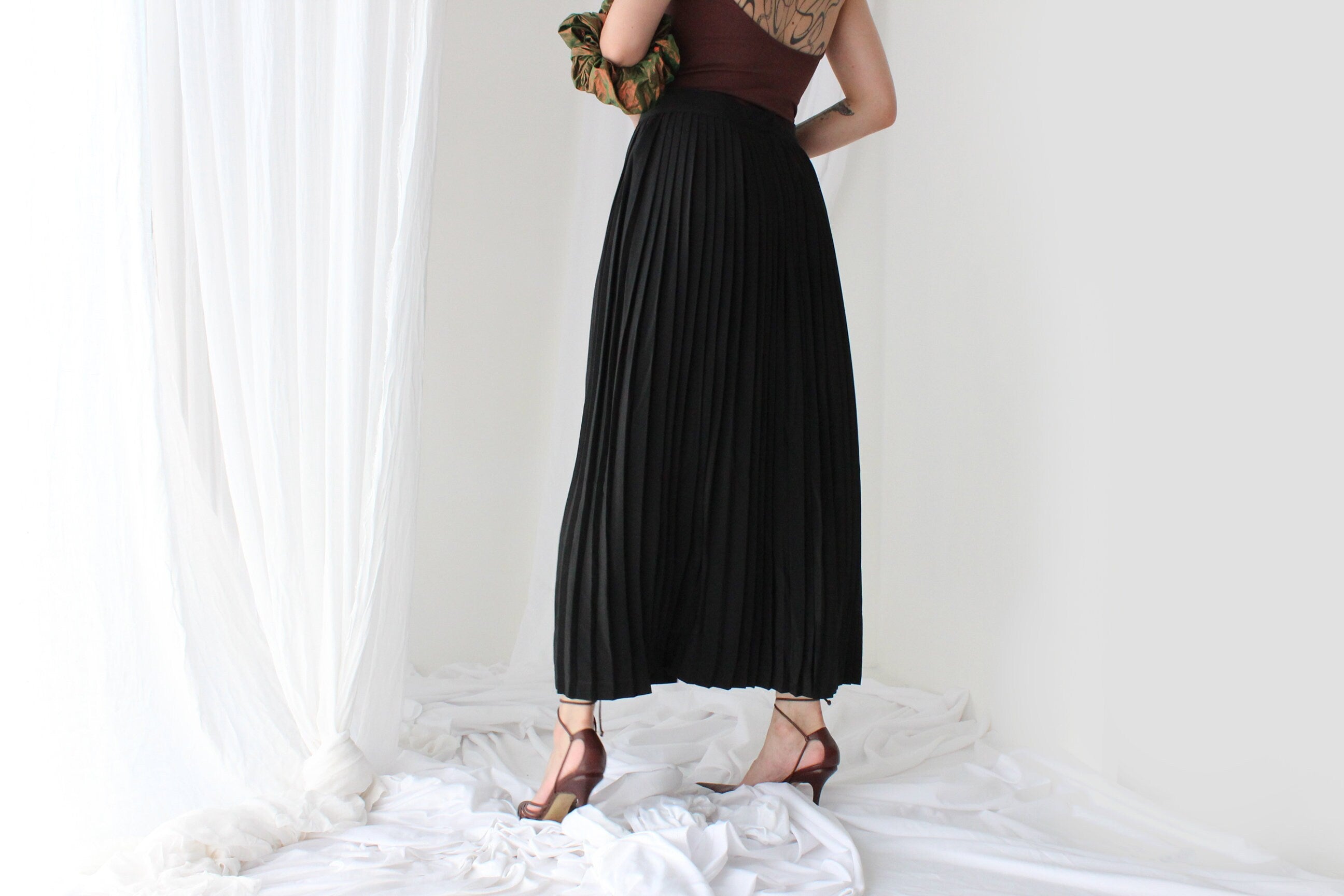 Classic & Minimal 80s Pure Silk Pleated High Waist Black Skirt