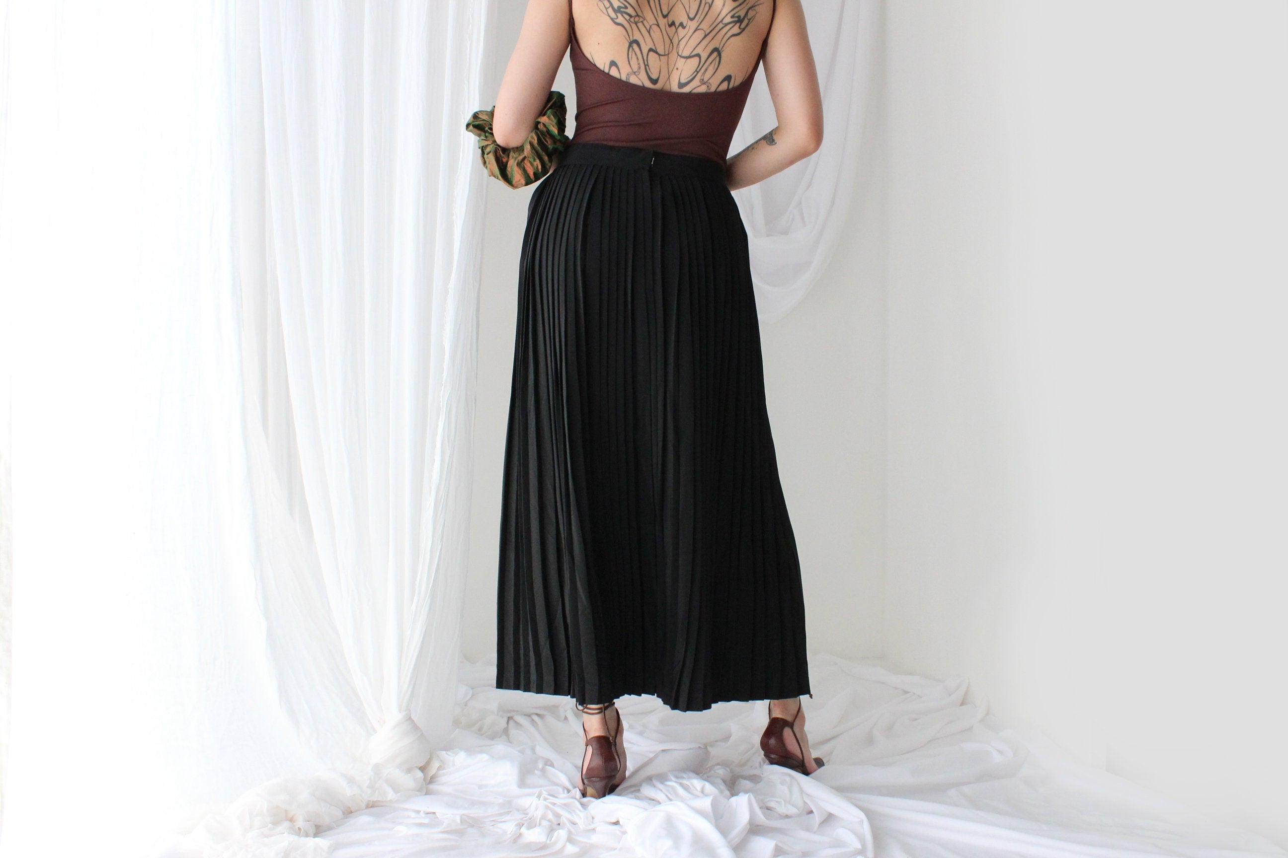 Classic & Minimal 80s Pure Silk Pleated High Waist Black Skirt