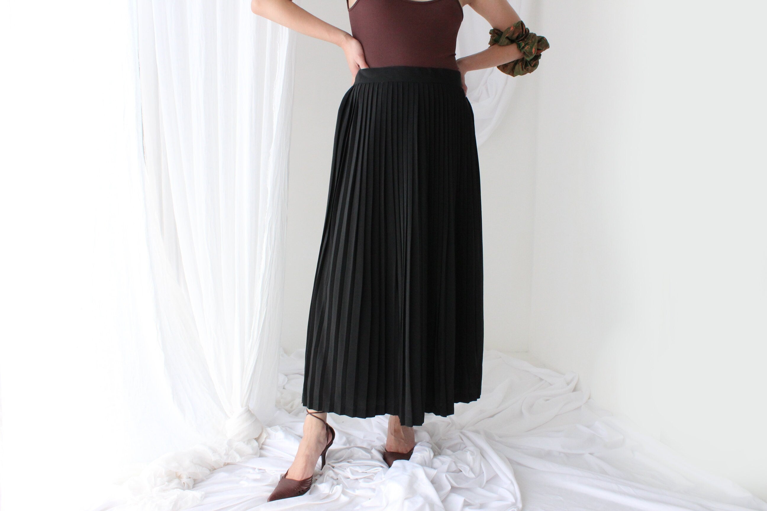 Classic & Minimal 80s Pure Silk Pleated High Waist Black Skirt