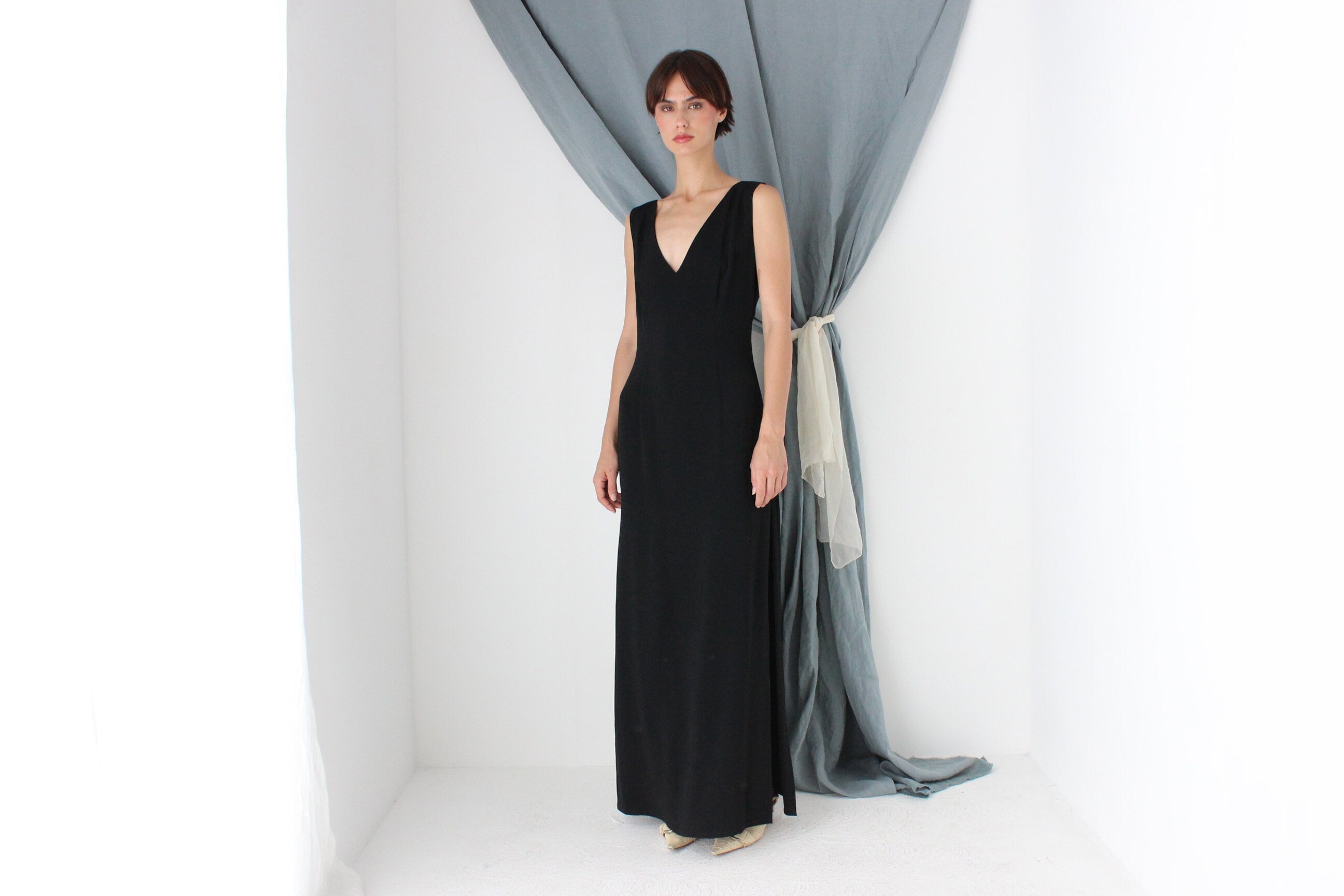 MADE IN ITALY Elegant 80s 'Oliver by Valentino' Crepe V Neck Fitted Formal Gown w/ Thigh Split