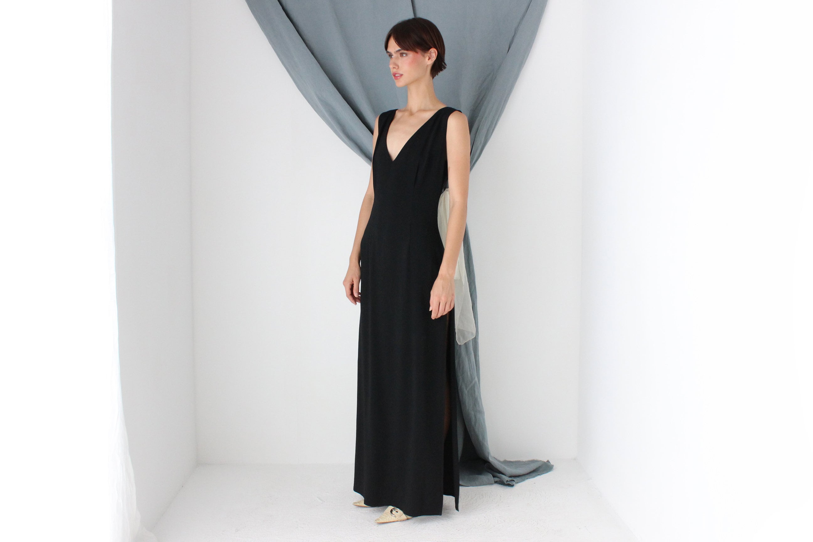 MADE IN ITALY Elegant 80s 'Oliver by Valentino' Crepe V Neck Fitted Formal Gown w/ Thigh Split