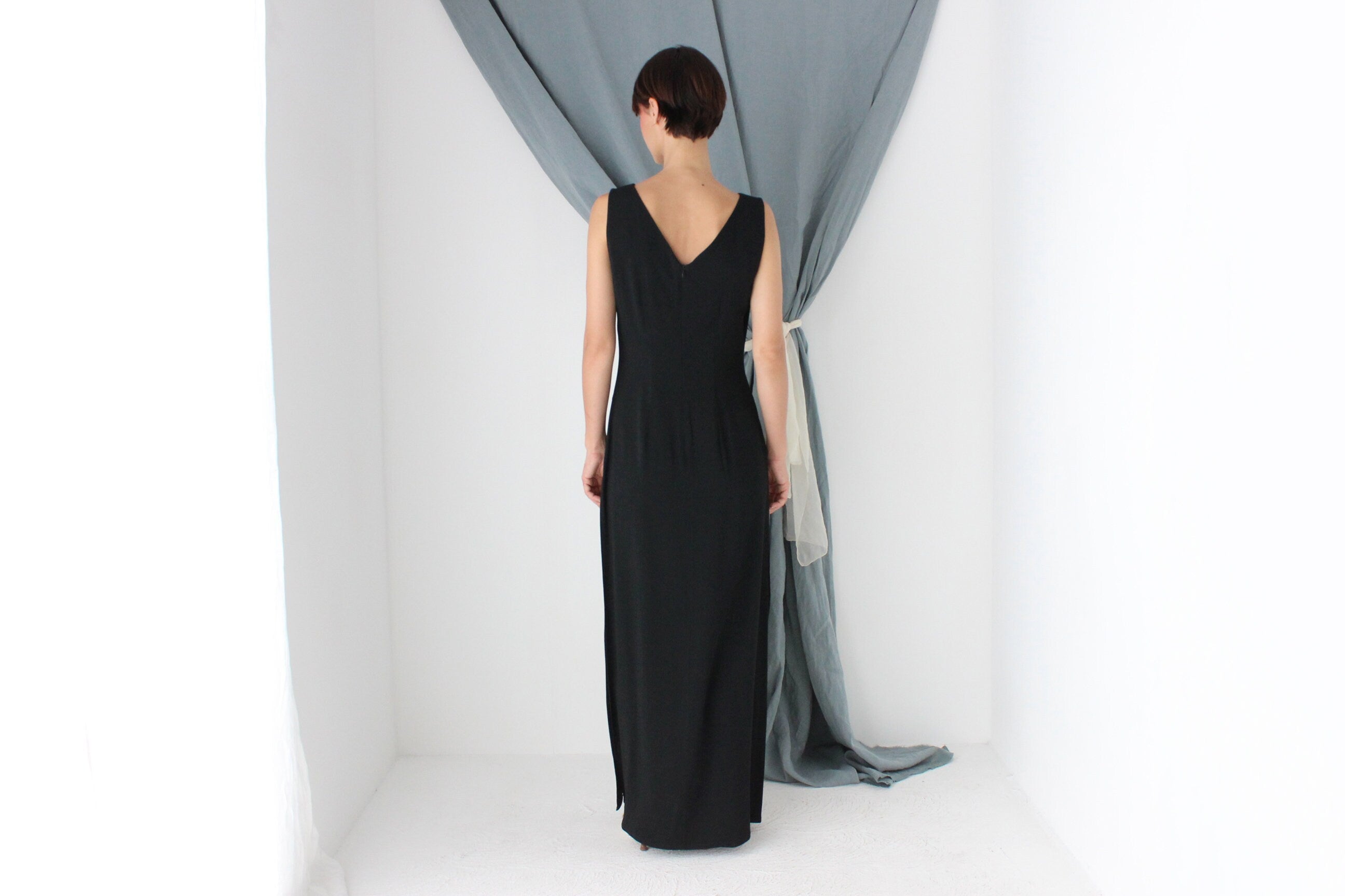 MADE IN ITALY Elegant 80s 'Oliver by Valentino' Crepe V Neck Fitted Formal Gown w/ Thigh Split