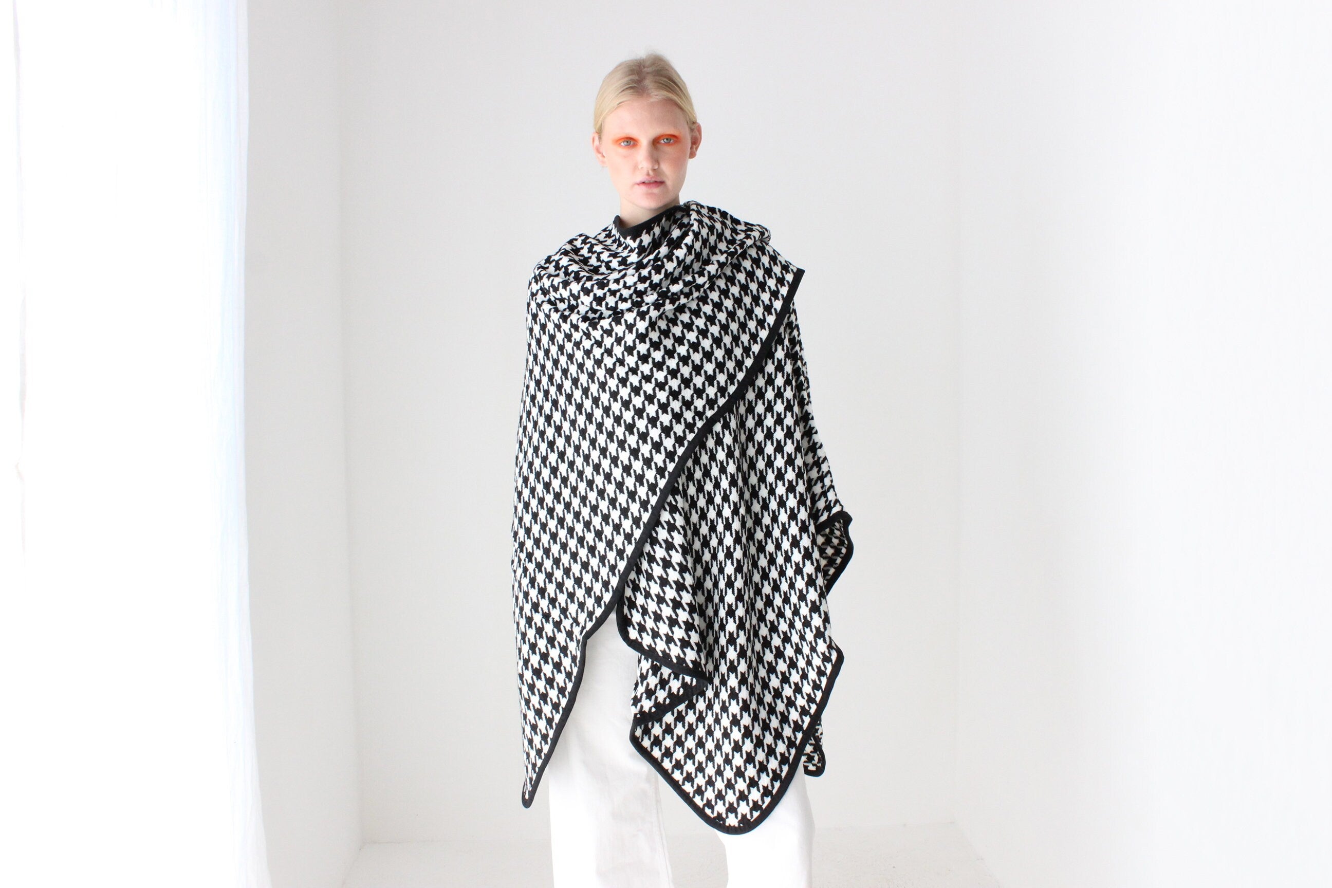 90s Deadstock Black & White Houndstooth Knit Shawl / Wrap