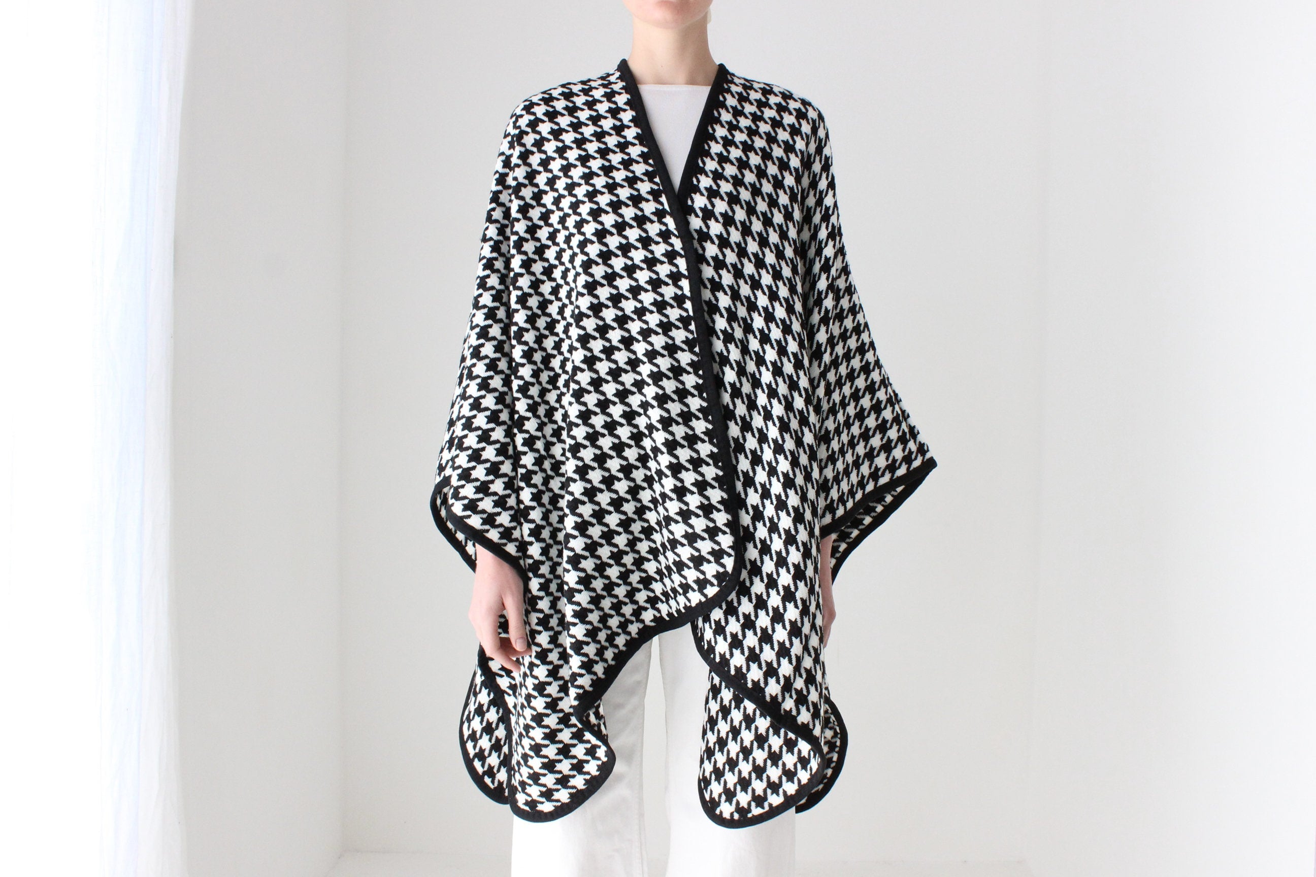 90s Deadstock Black & White Houndstooth Knit Shawl / Wrap