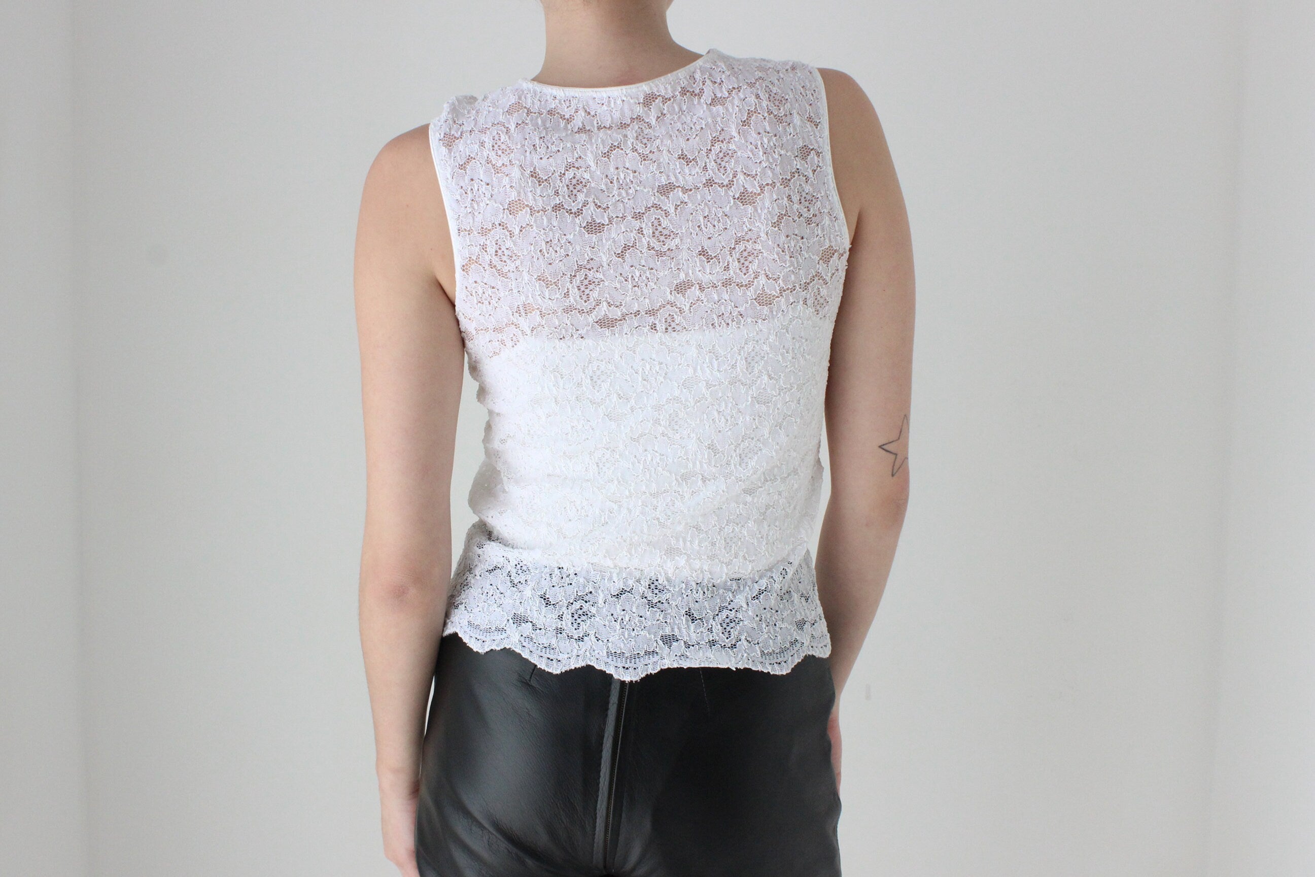 BALLETCORE 90s Sleeveless White Lace Fitted Tank