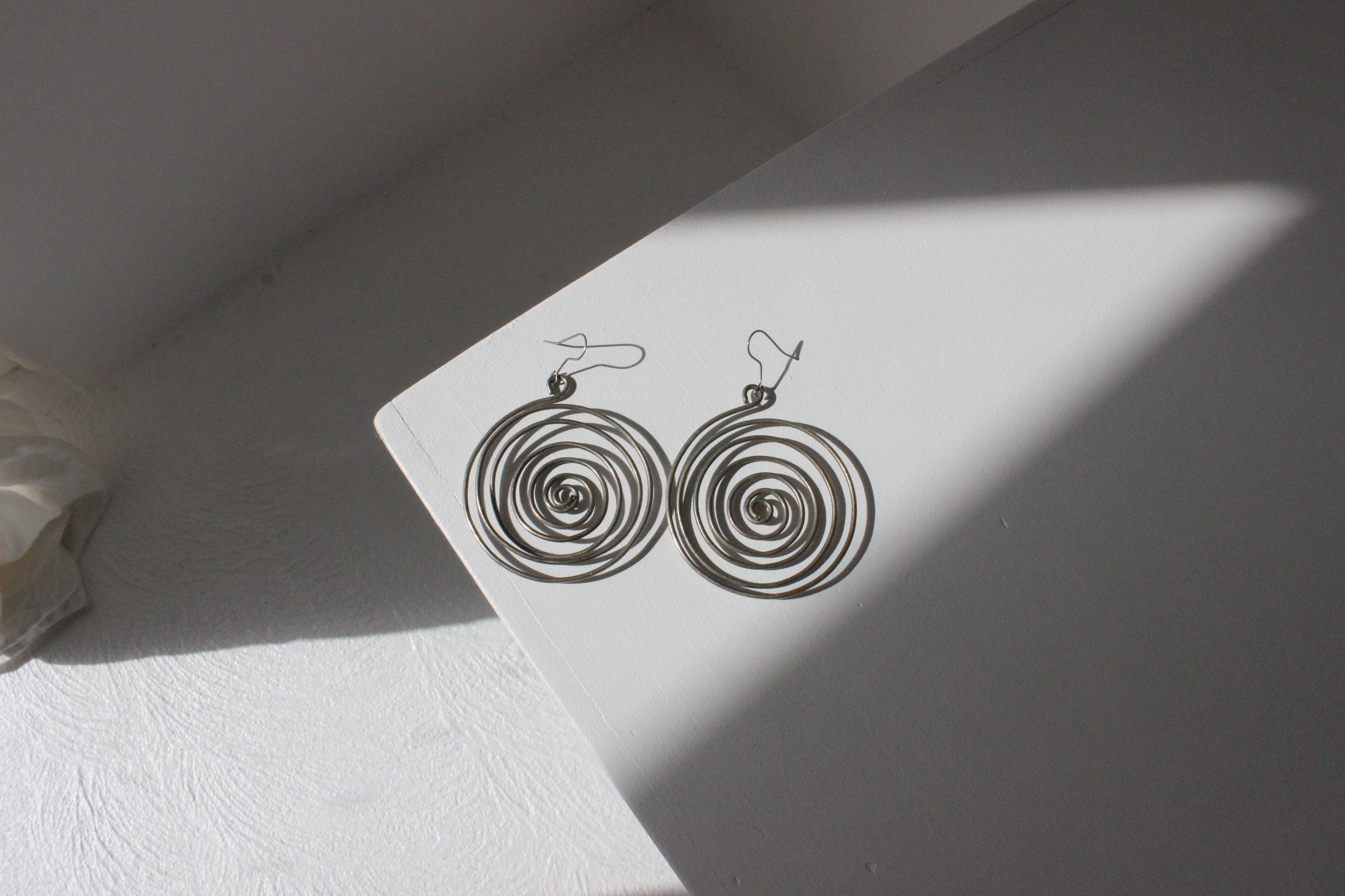 90s Silver Metal Abstract Swirly Earrings